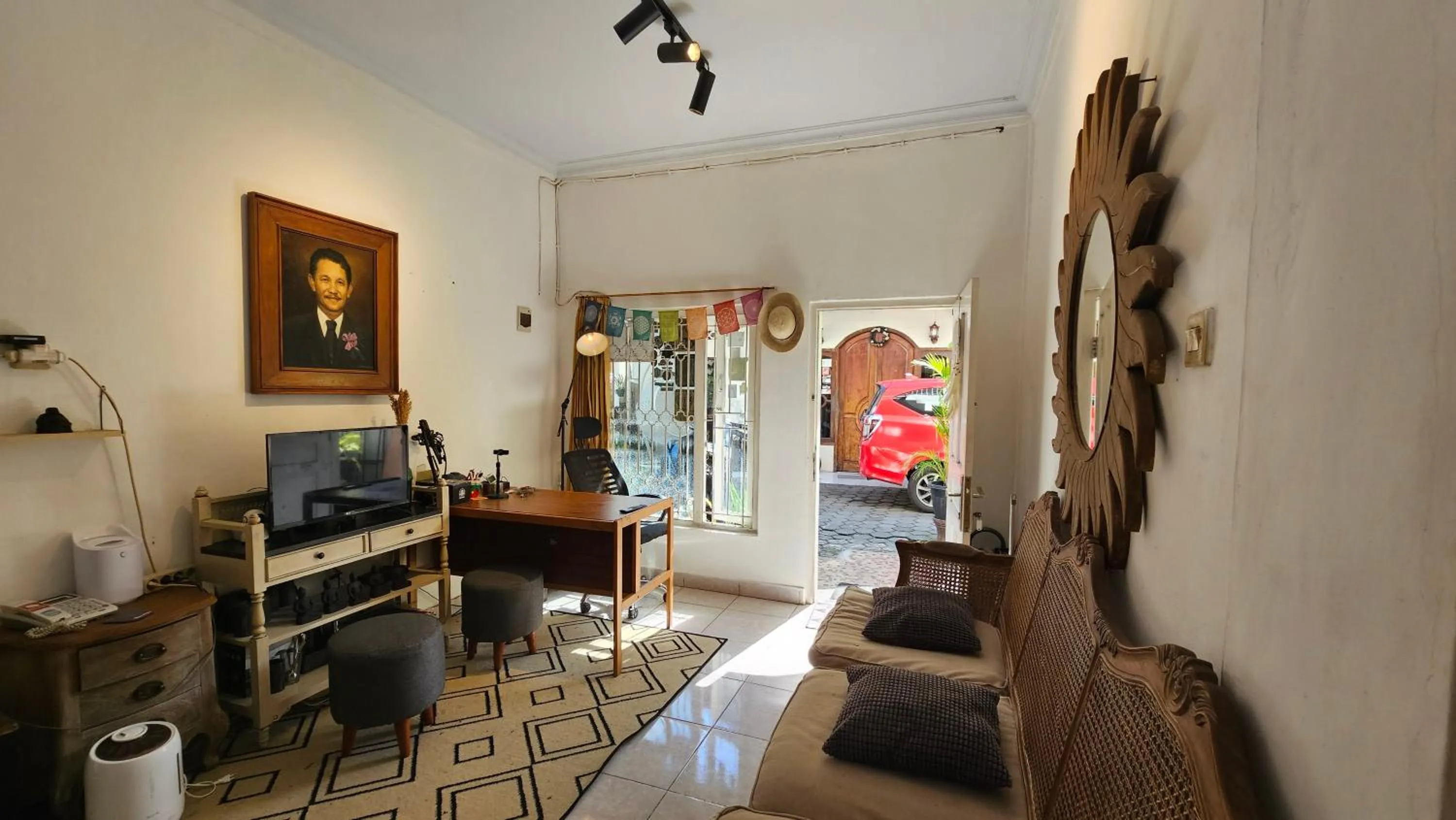 Communal lounge/ TV room in Oke Baik Hostel