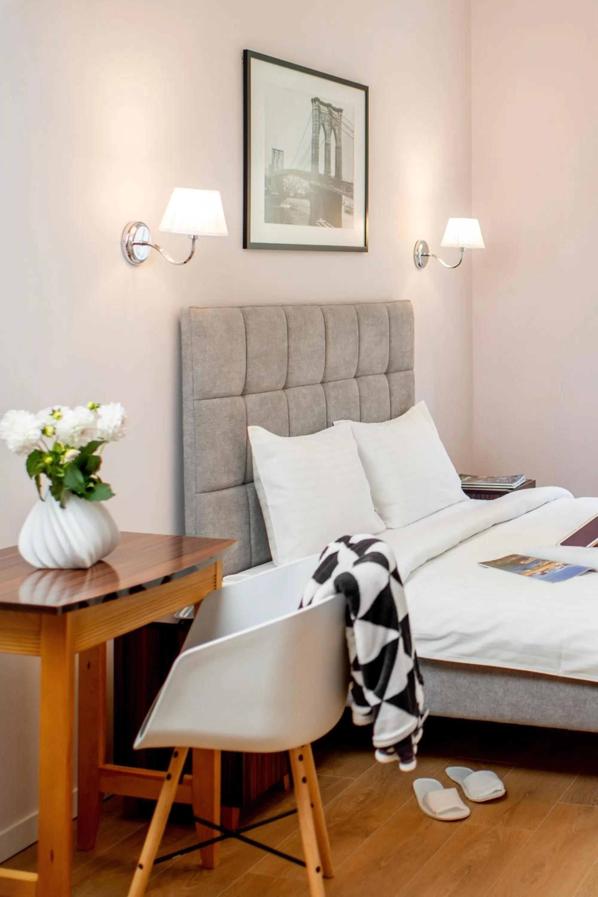 Bed in Art Deco Central Rooms