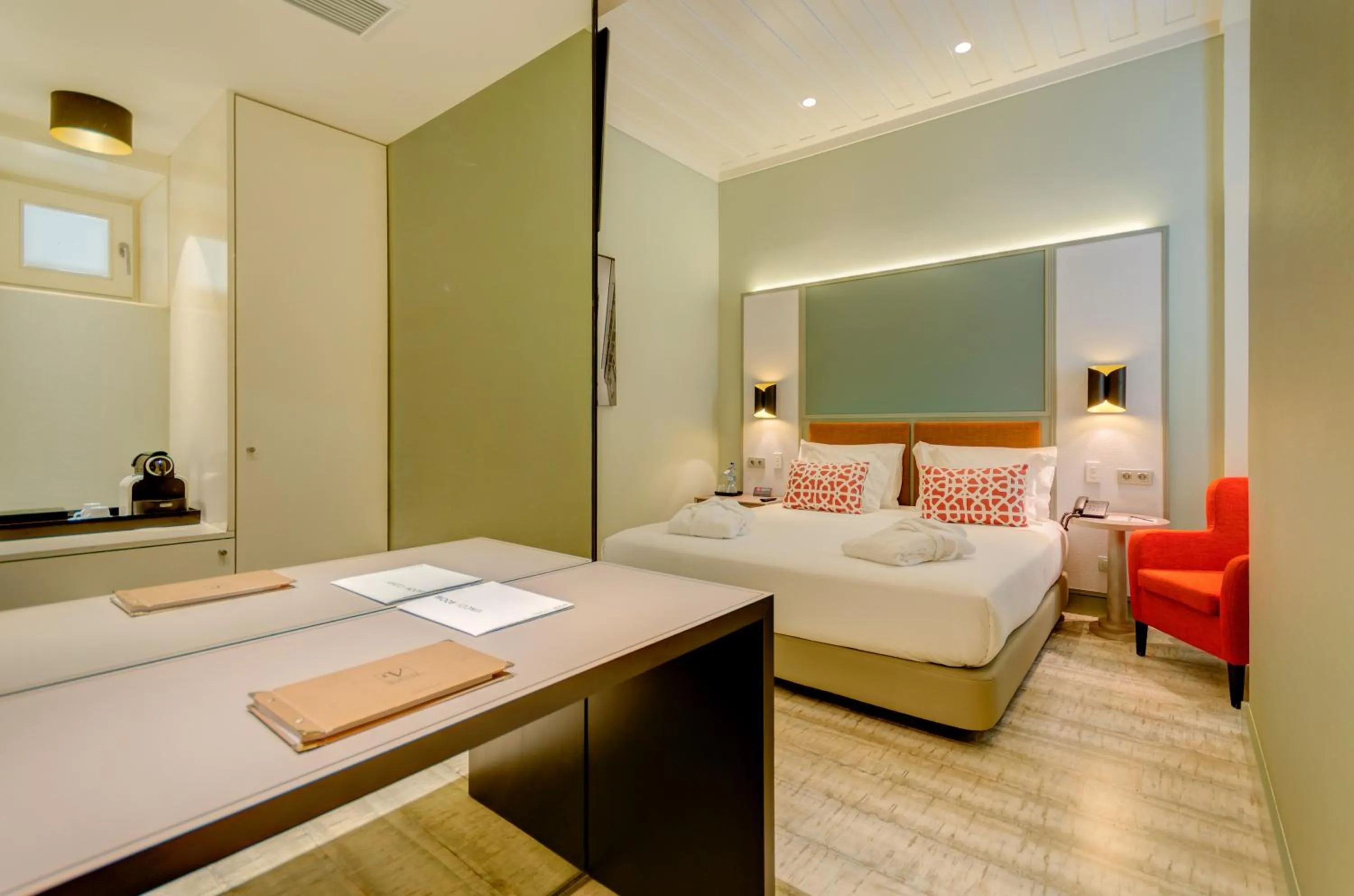 Seating area, Bed in Vincci Baixa