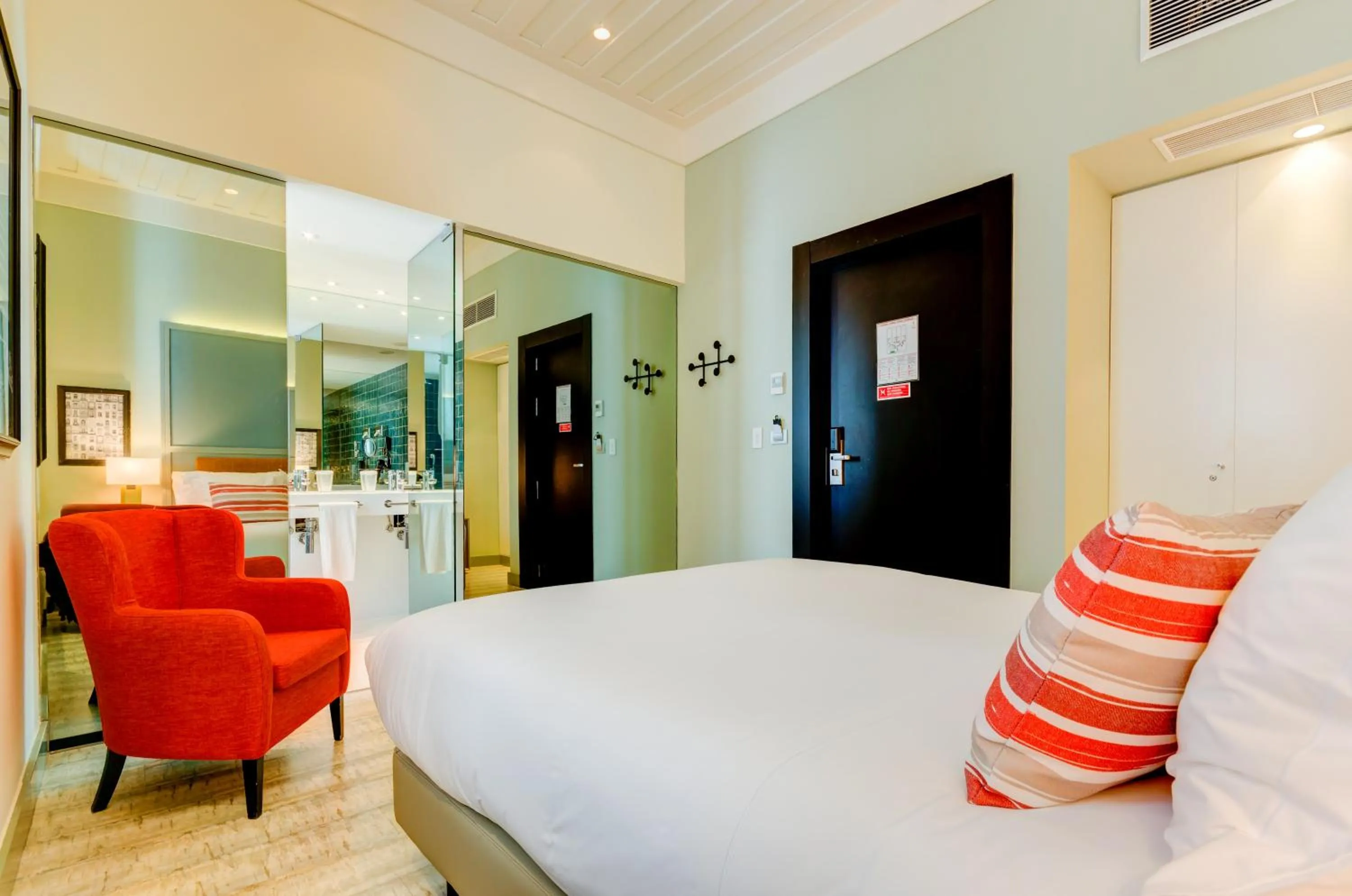 Photo of the whole room, Bed in Vincci Baixa