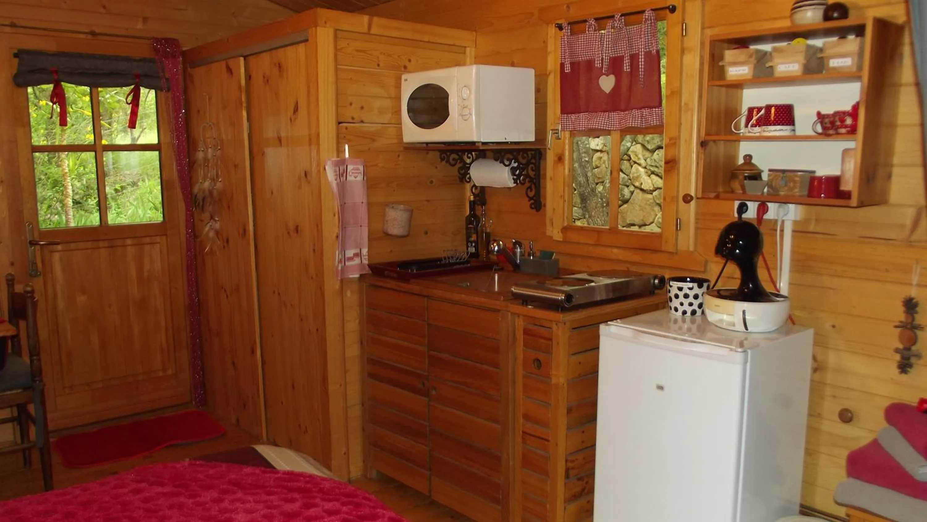 Kitchen or kitchenette in Au Cabanon Chez Nath - chbre d'hôtes