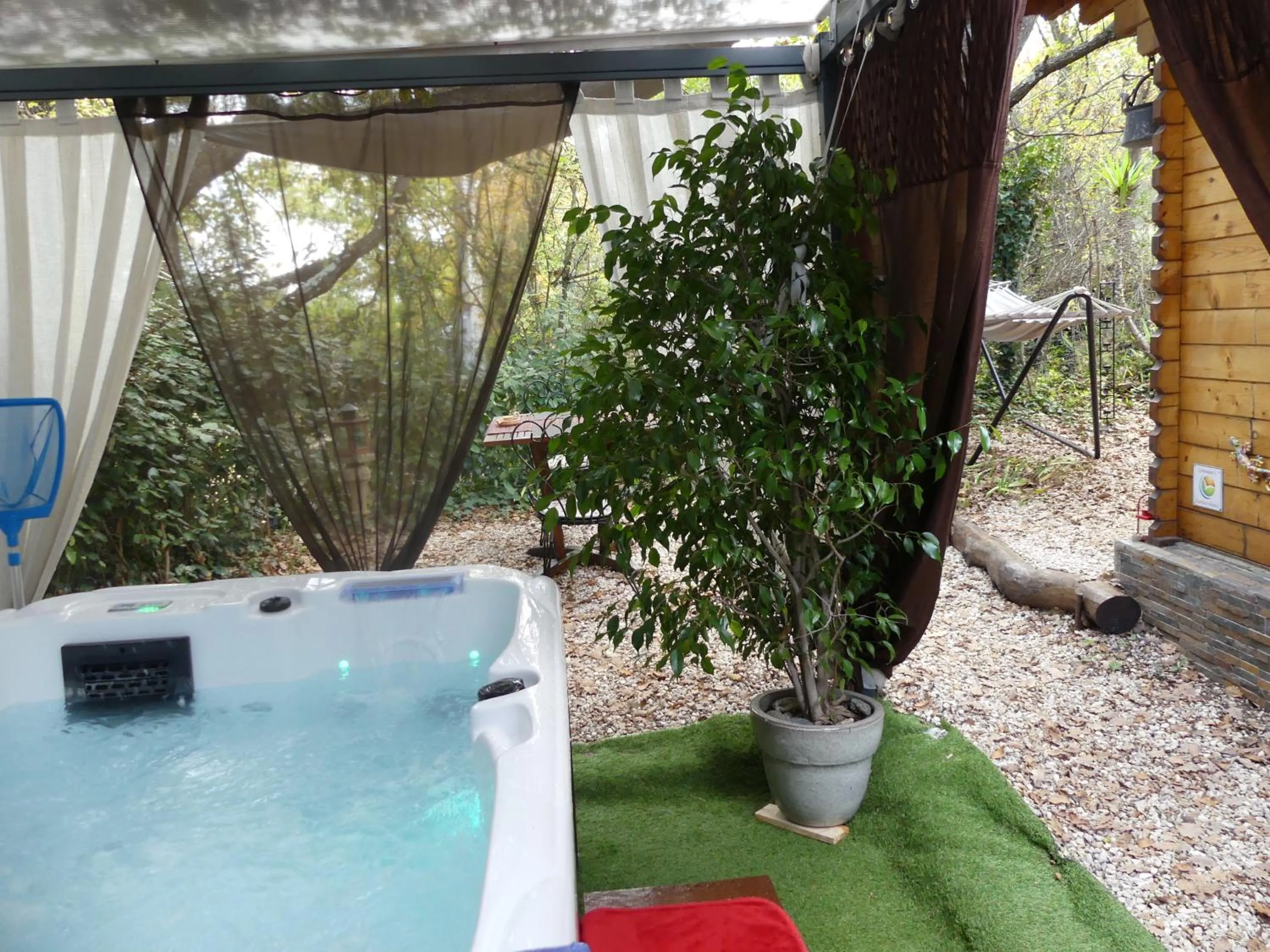 Hot Tub in Au Cabanon Chez Nath - chbre d'hôtes