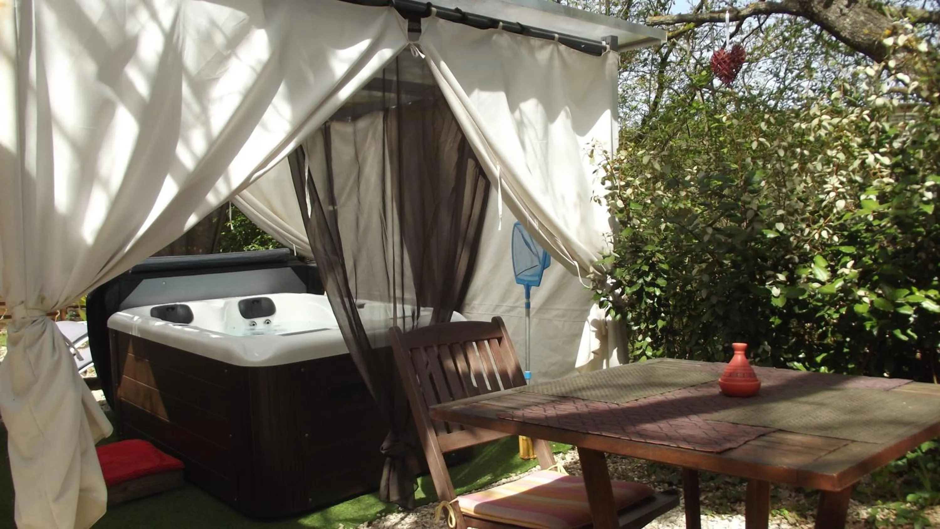 Garden in Au Cabanon Chez Nath - chbre d'hôtes