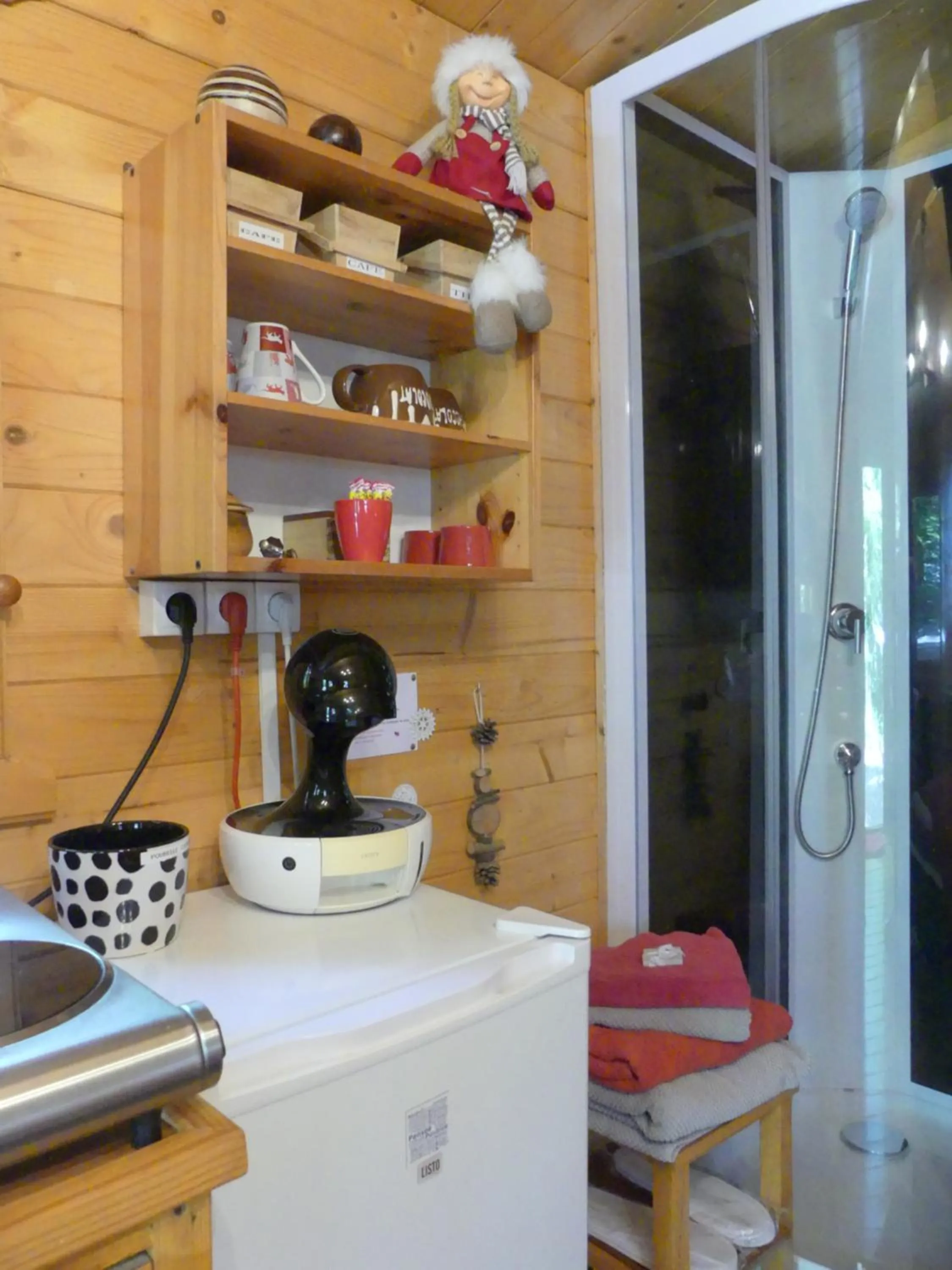 Coffee/tea facilities in Au Cabanon Chez Nath - chbre d'hôtes