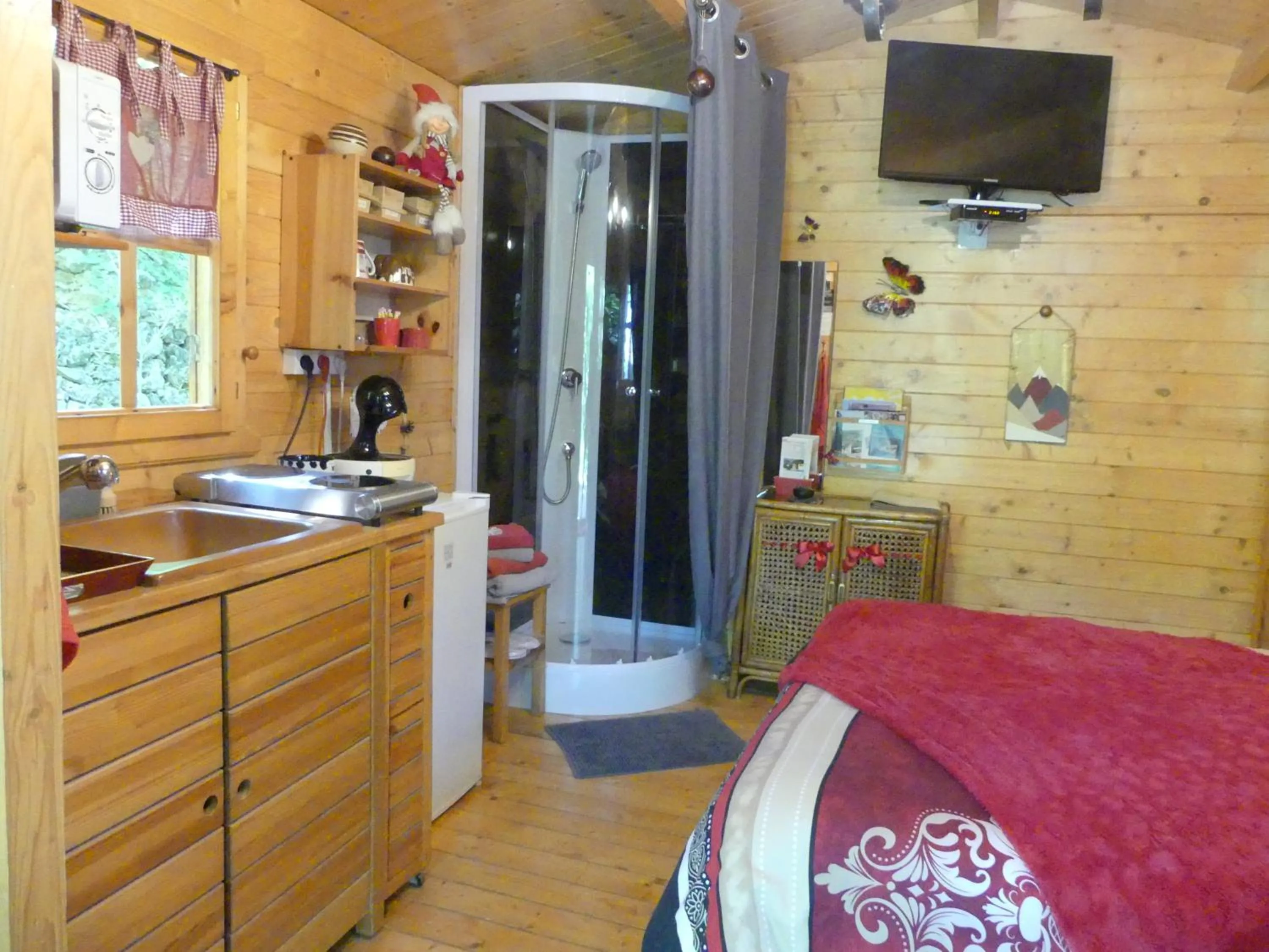 Shower, Bed in Au Cabanon Chez Nath - chbre d'hôtes