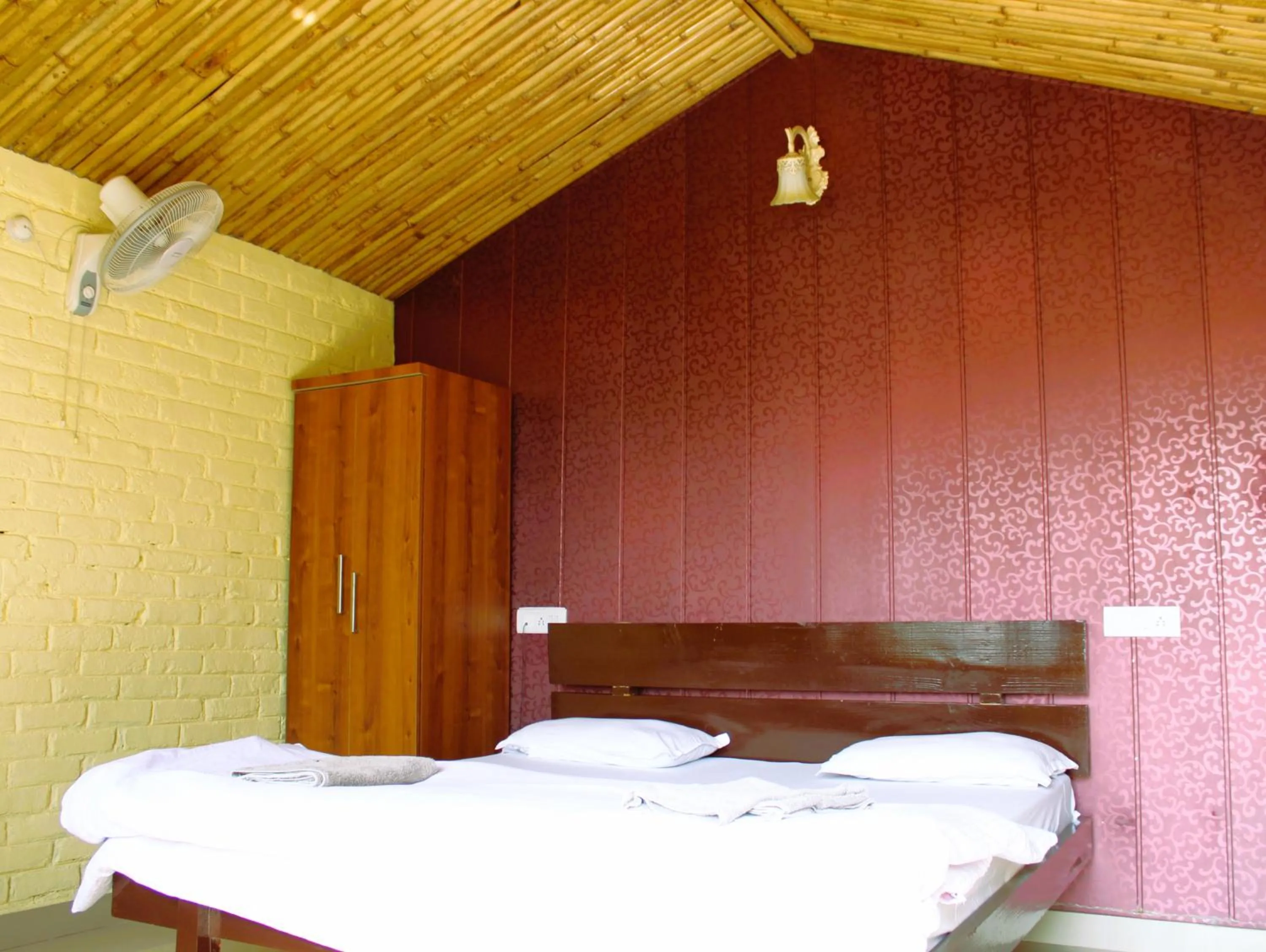 Bedroom, Bed in Windsor Cottages