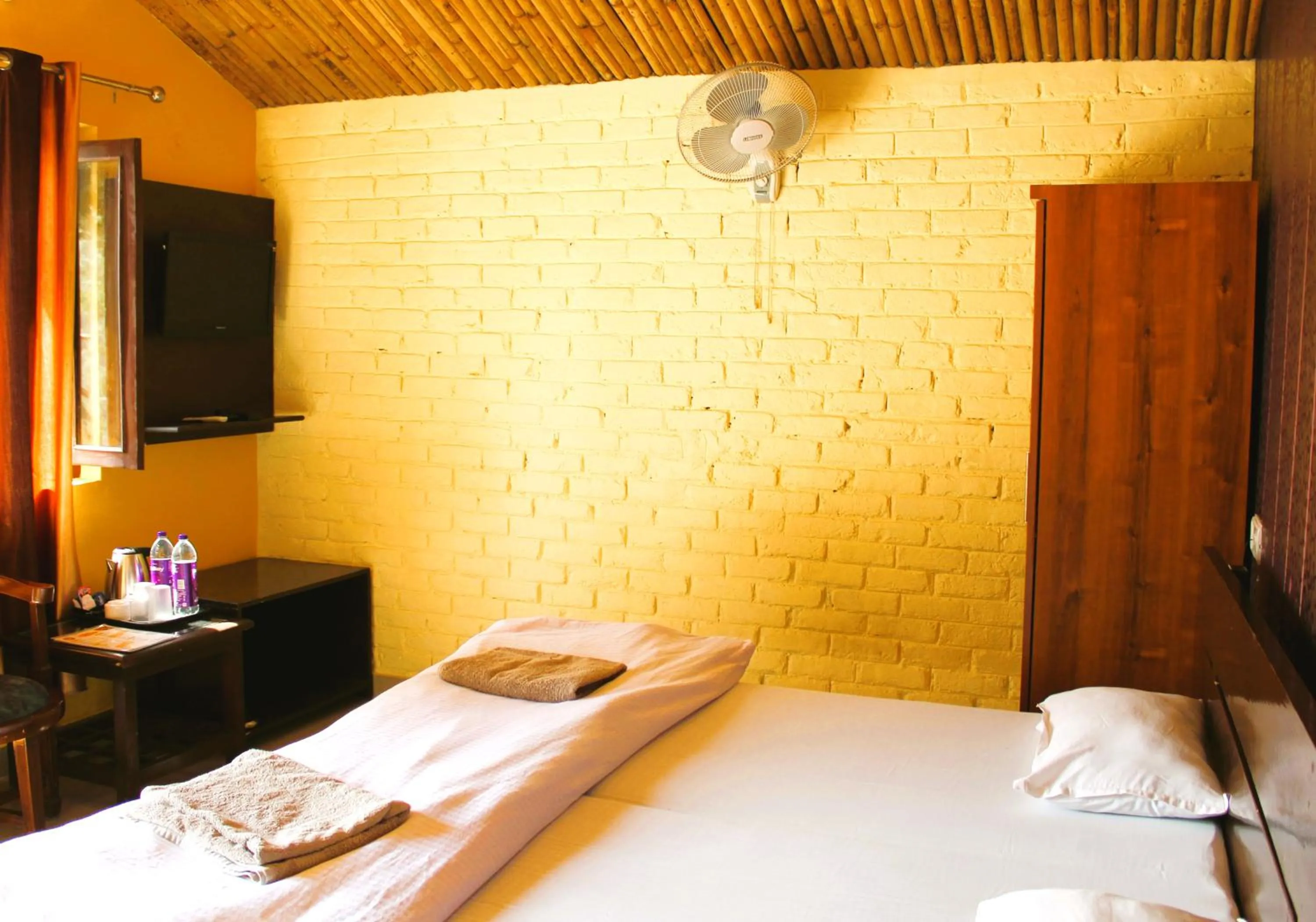 Bedroom, Bed in Windsor Cottages