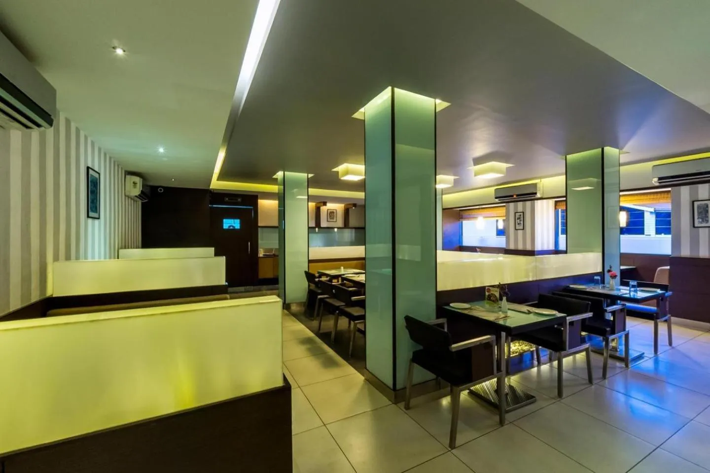 Restaurant/places to eat, Bed in Hotel Merlin International