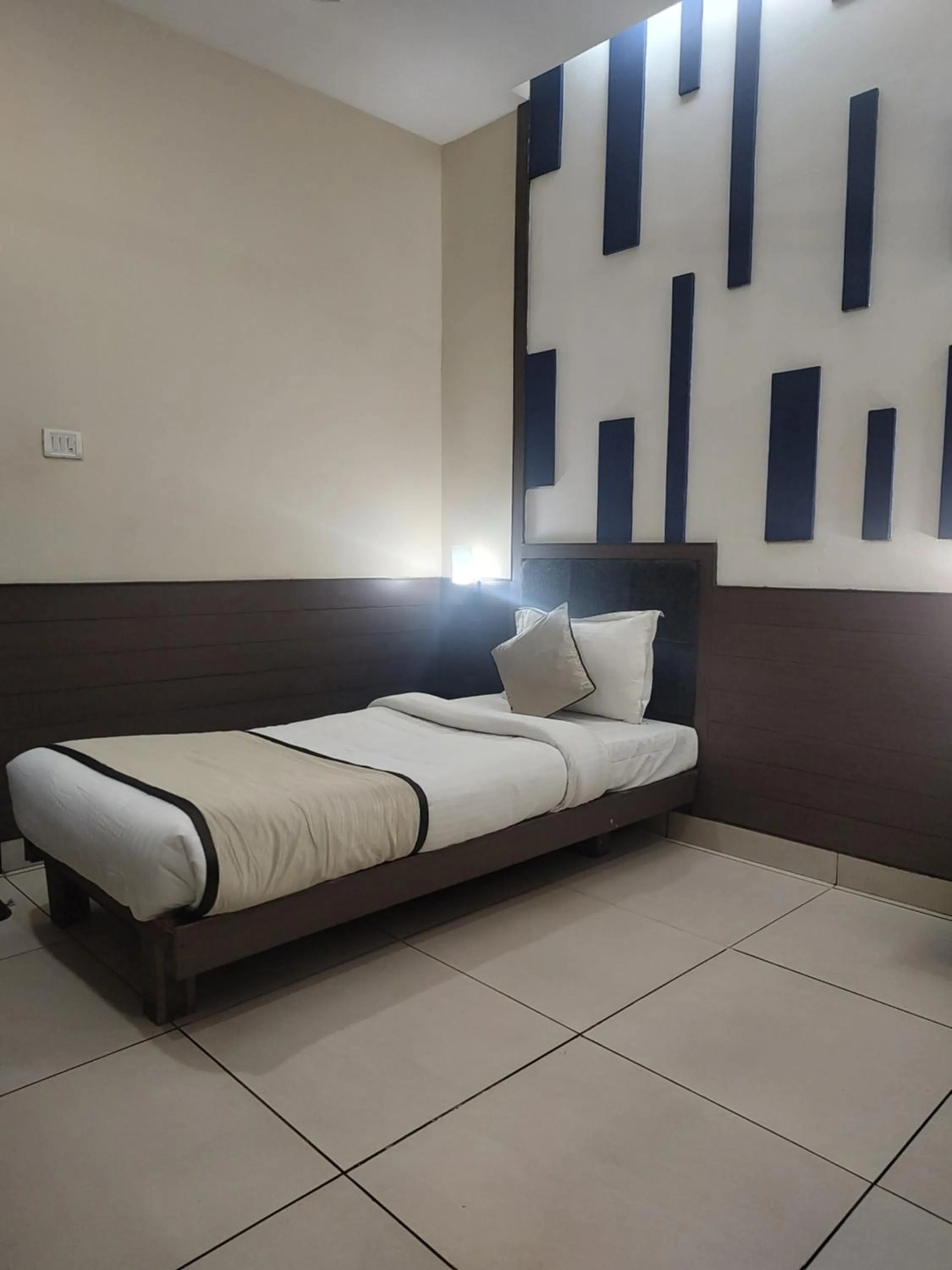 Bed in Hotel Merlin International