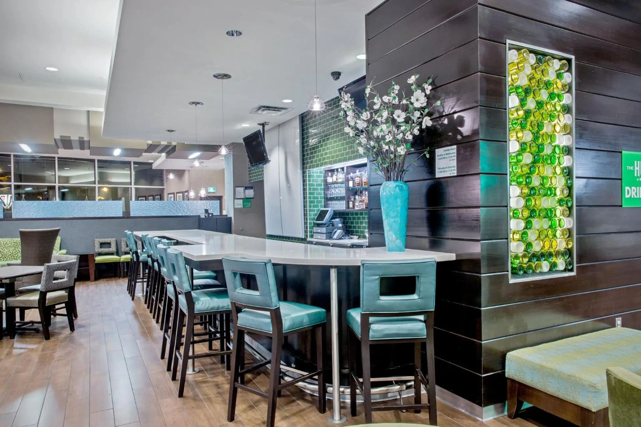 Lounge or bar in Holiday Inn Saskatoon Downtown by IHG