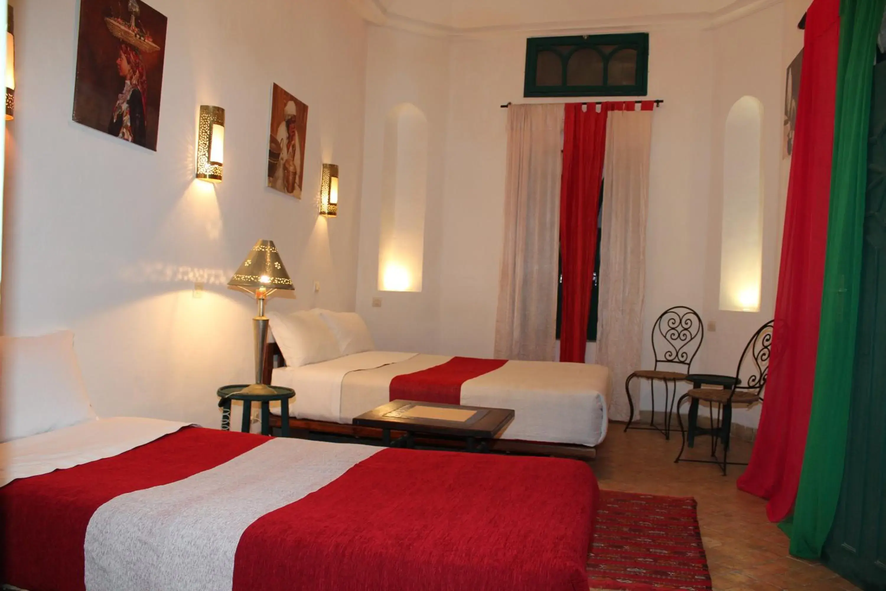 Family Room with Shower in Hotel Dar El Qdima Family Room with Shower in Hotel Dar El Qdima