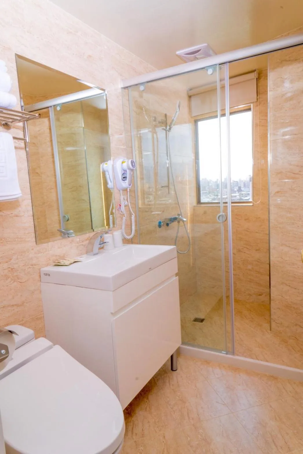 Bathroom in Greeninn Hotel