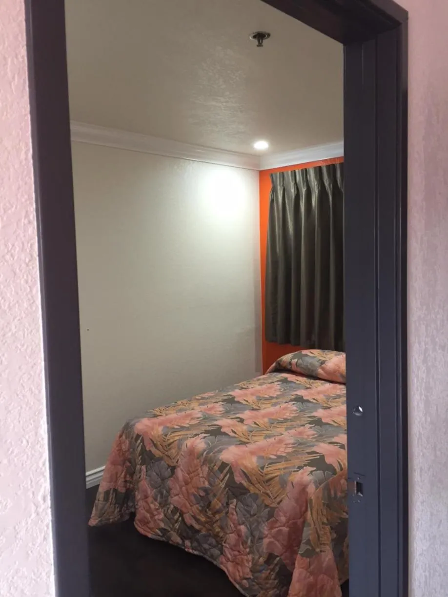 Bed in Welcome Inn & Suites Anaheim