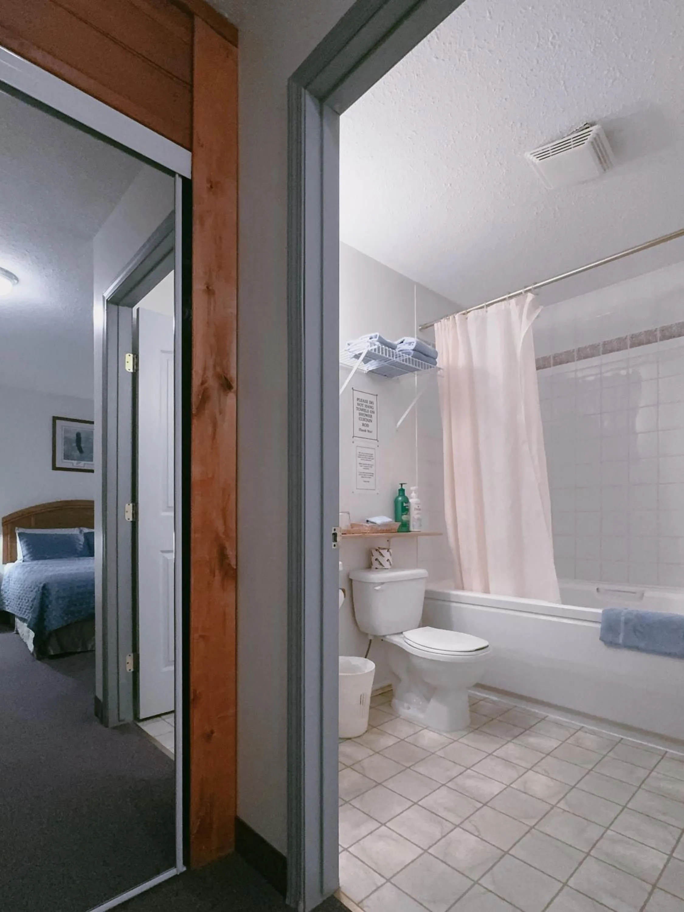 Shower, Bed in Alpine Meadows Lodge