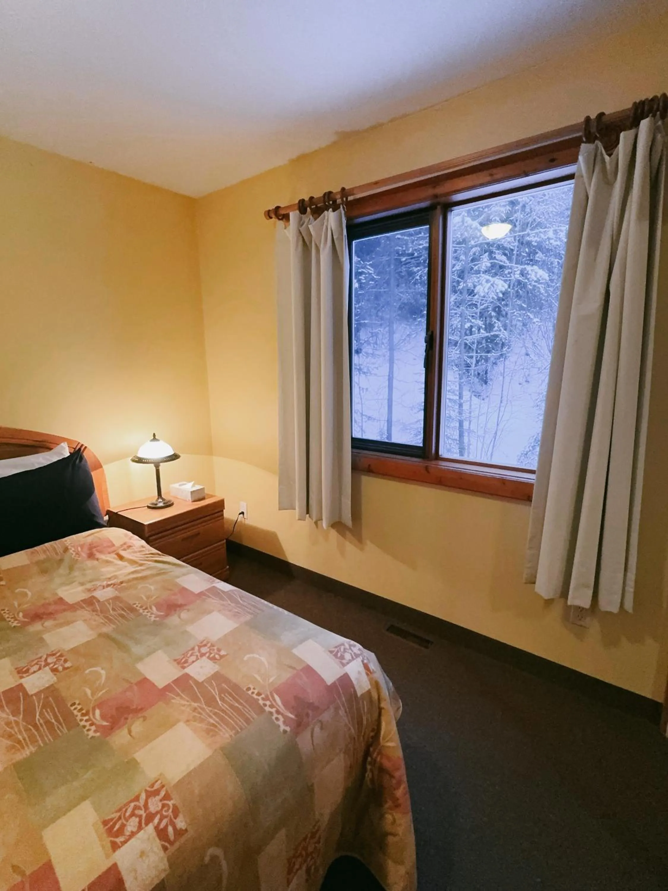 Bed in Alpine Meadows Lodge