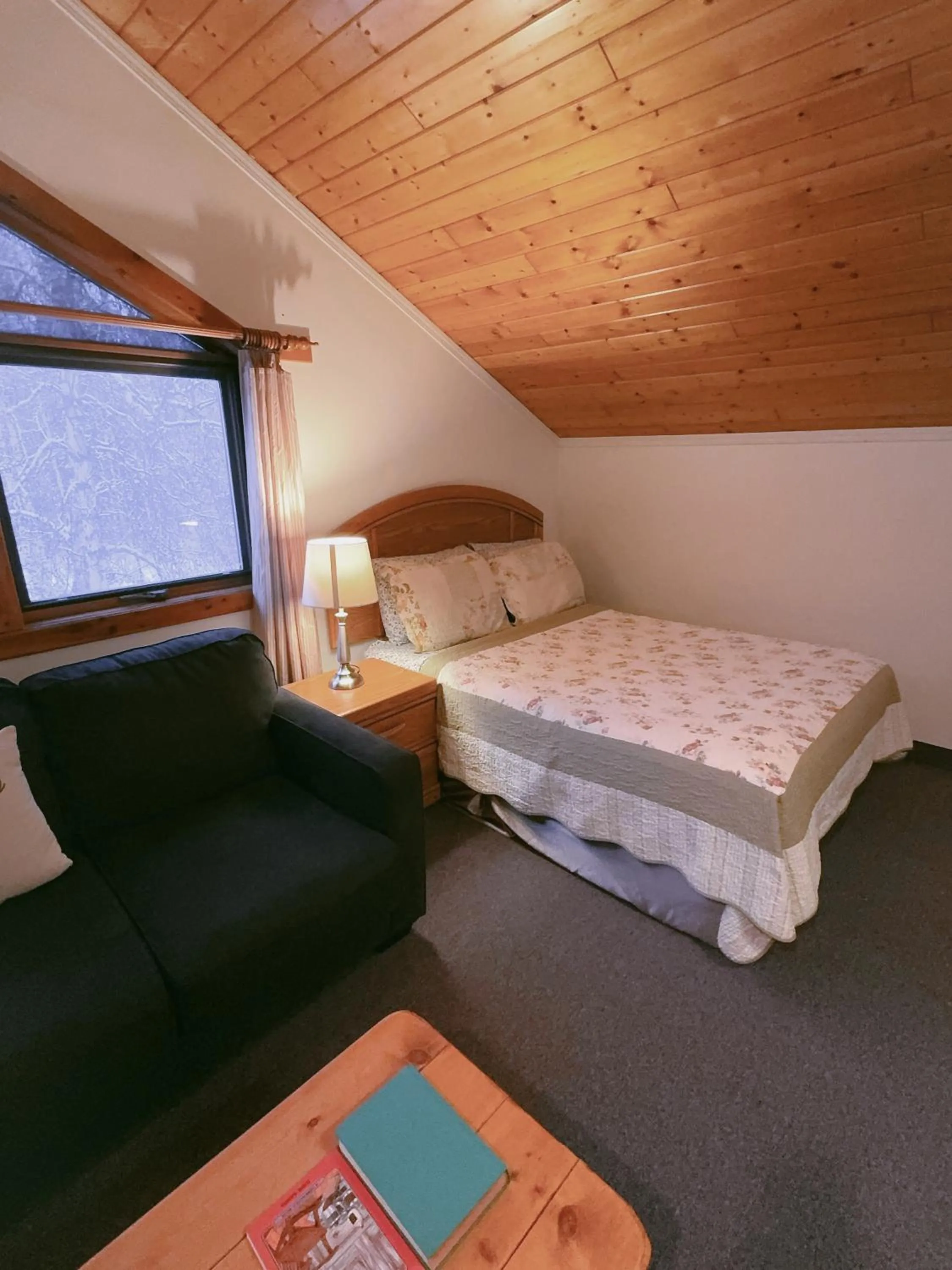 Bed in Alpine Meadows Lodge