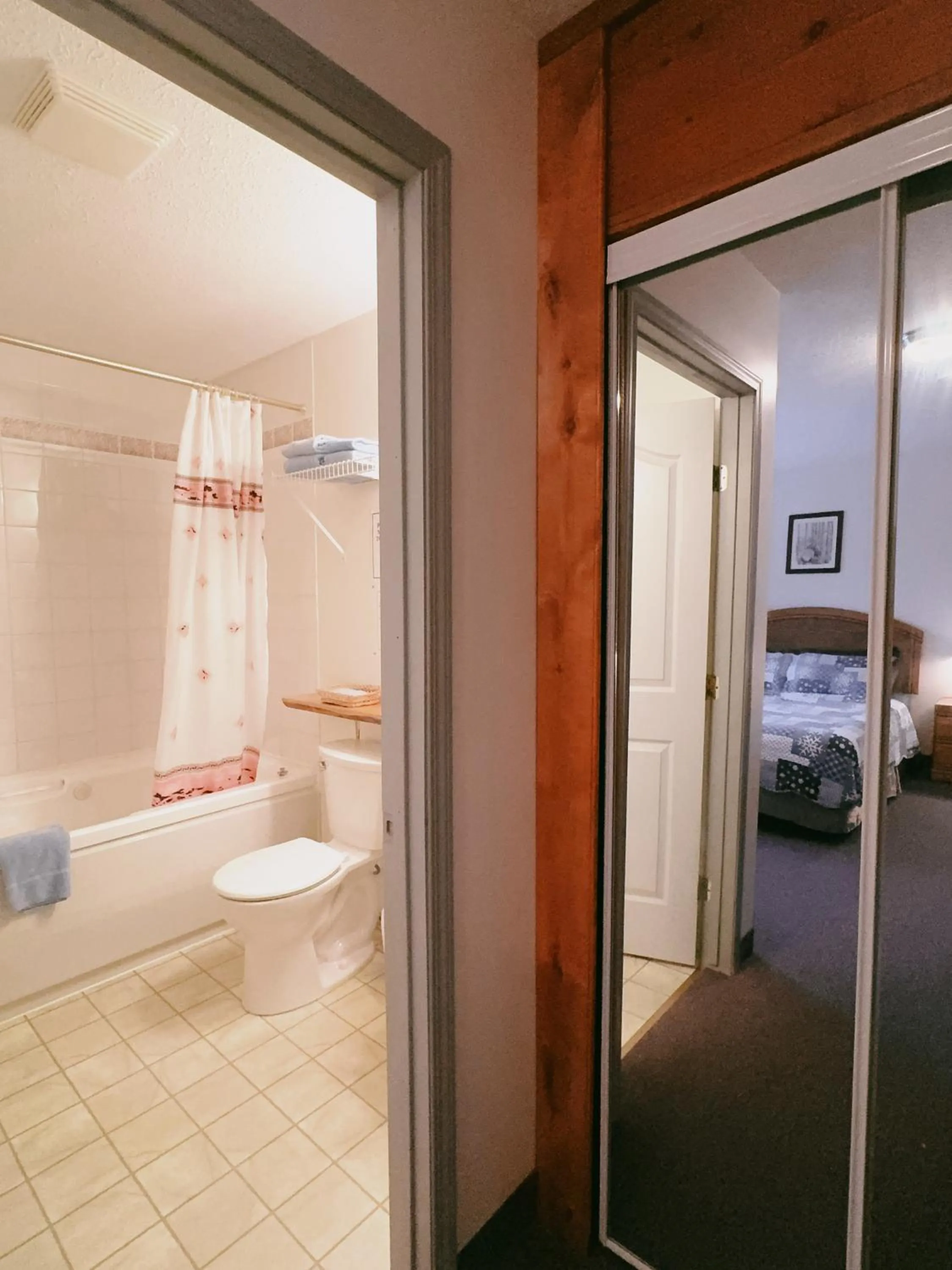 Shower, Bed in Alpine Meadows Lodge