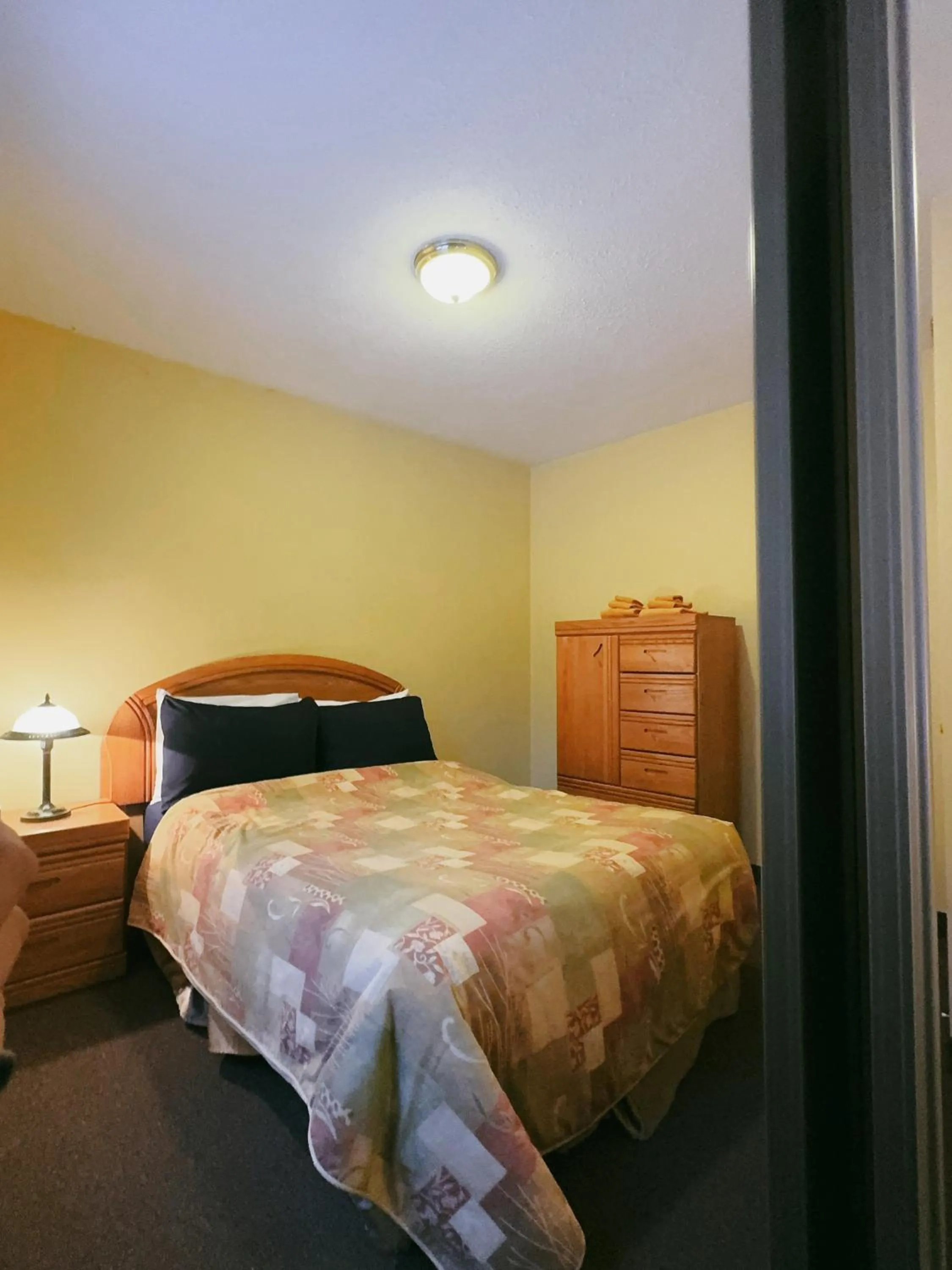 Bed in Alpine Meadows Lodge