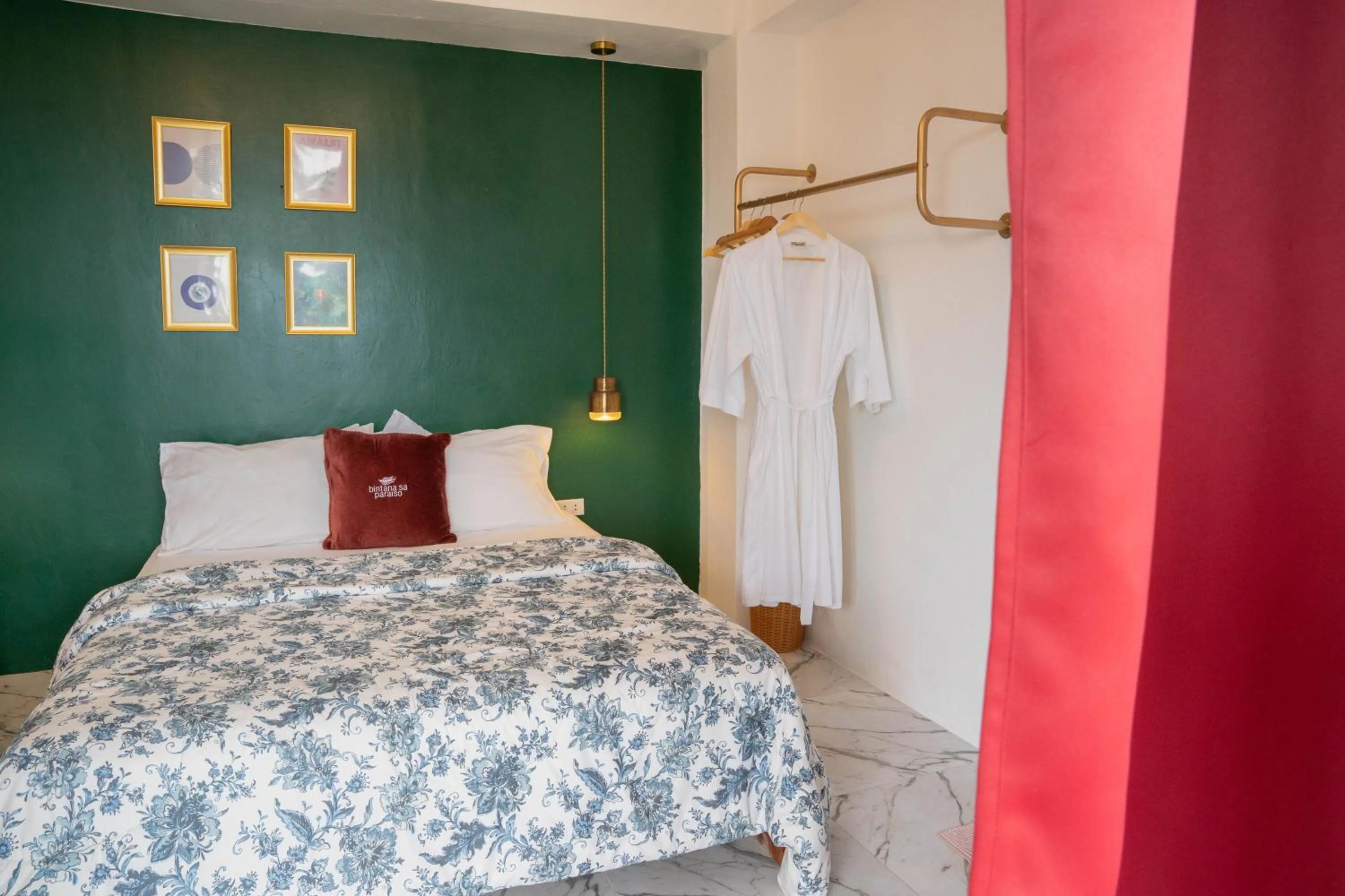 Bed in Bintana sa Paraiso Binunsaran