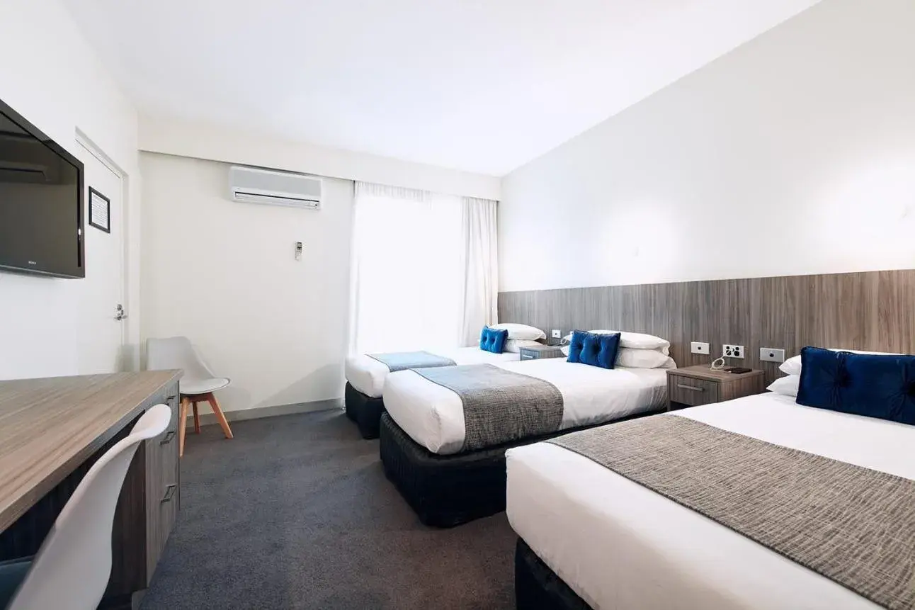 Guest Triple Room in Club Laverton Guest Triple Room in Club Laverton