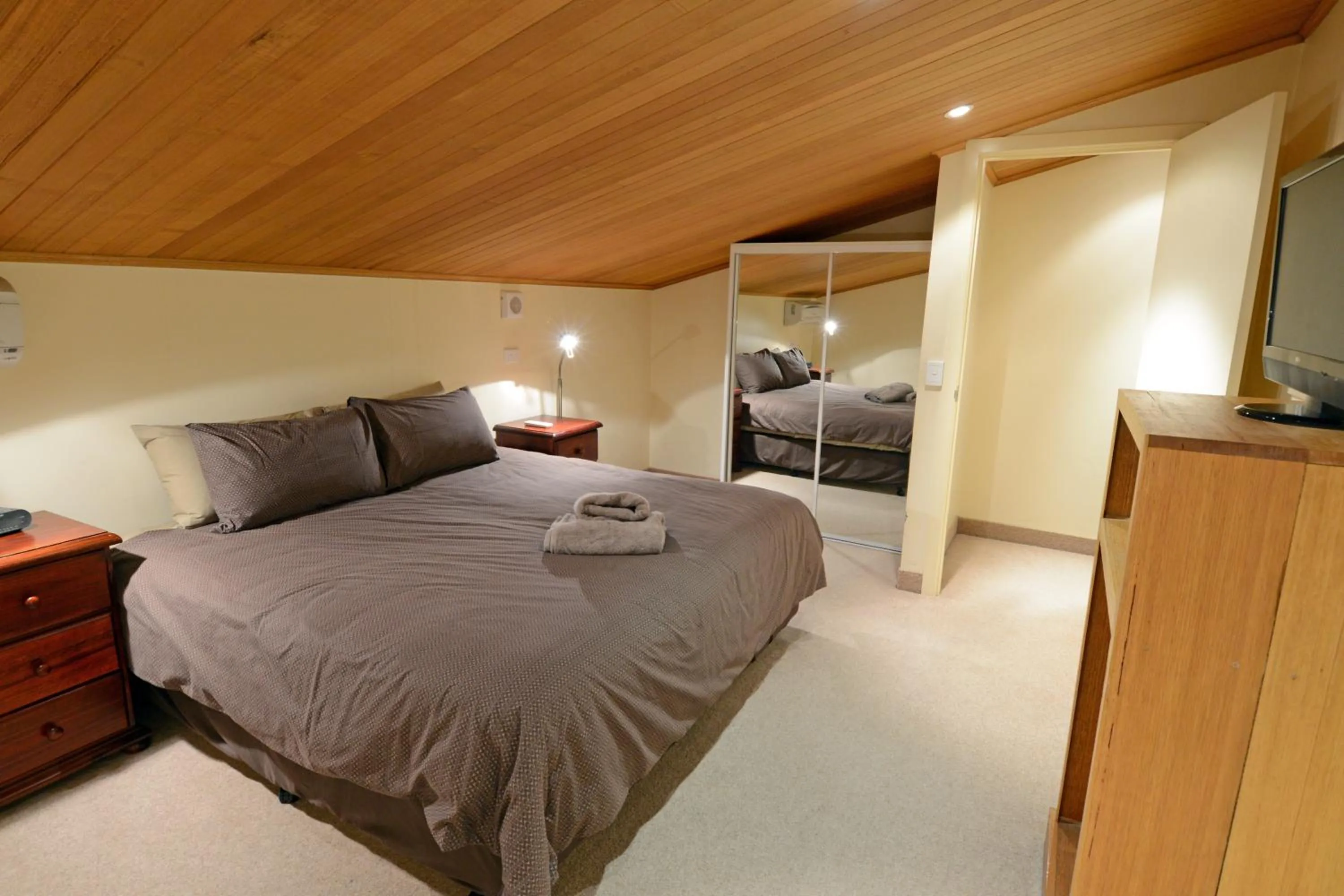 Bedroom, Bed in Falls Creek Country Club