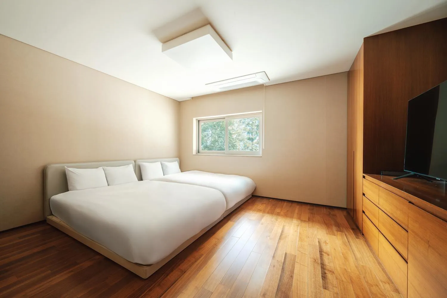 Bed in The Suites Hotel Namwon