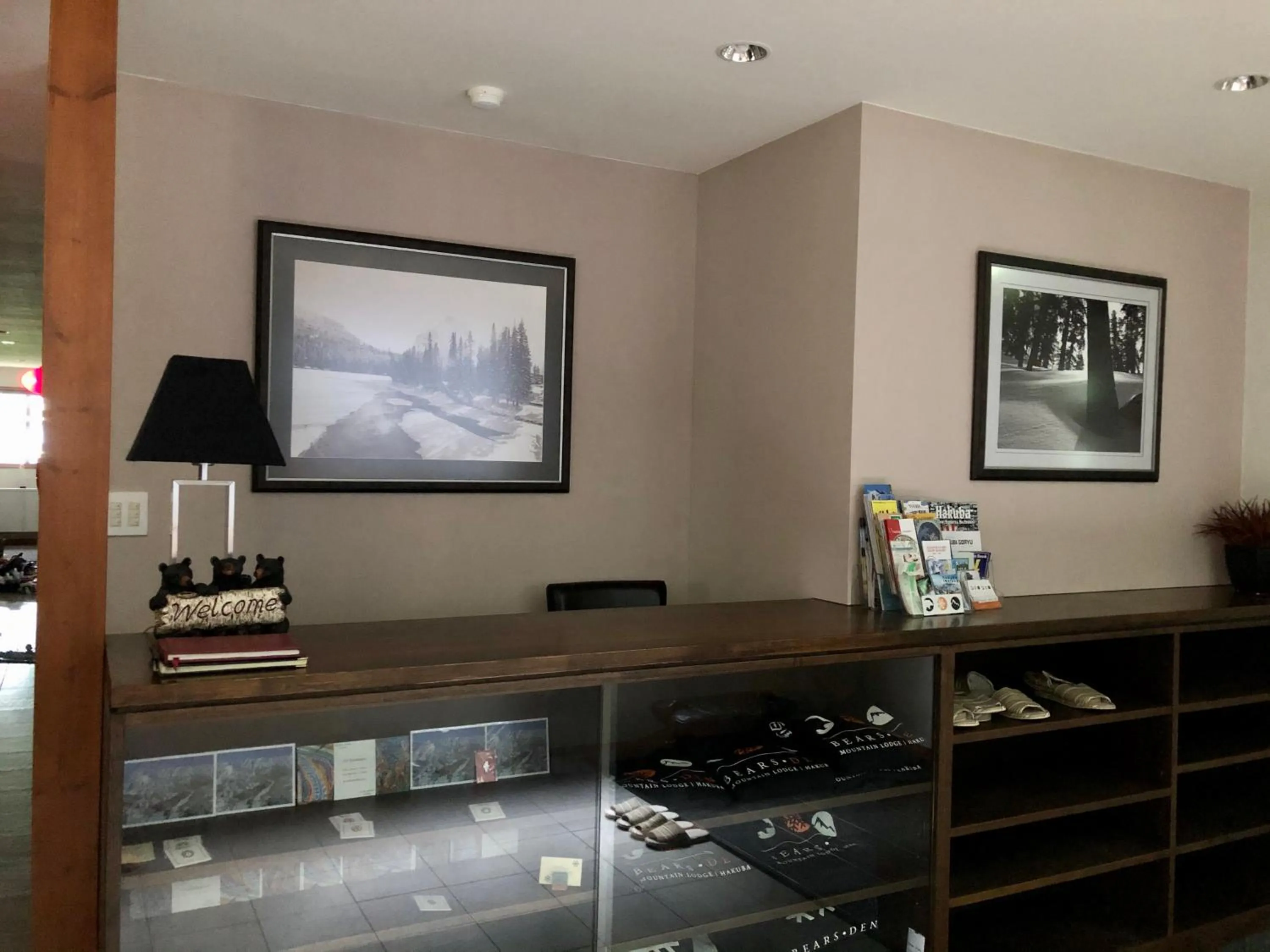 Lobby or reception in Bears Den Mountain Lodge