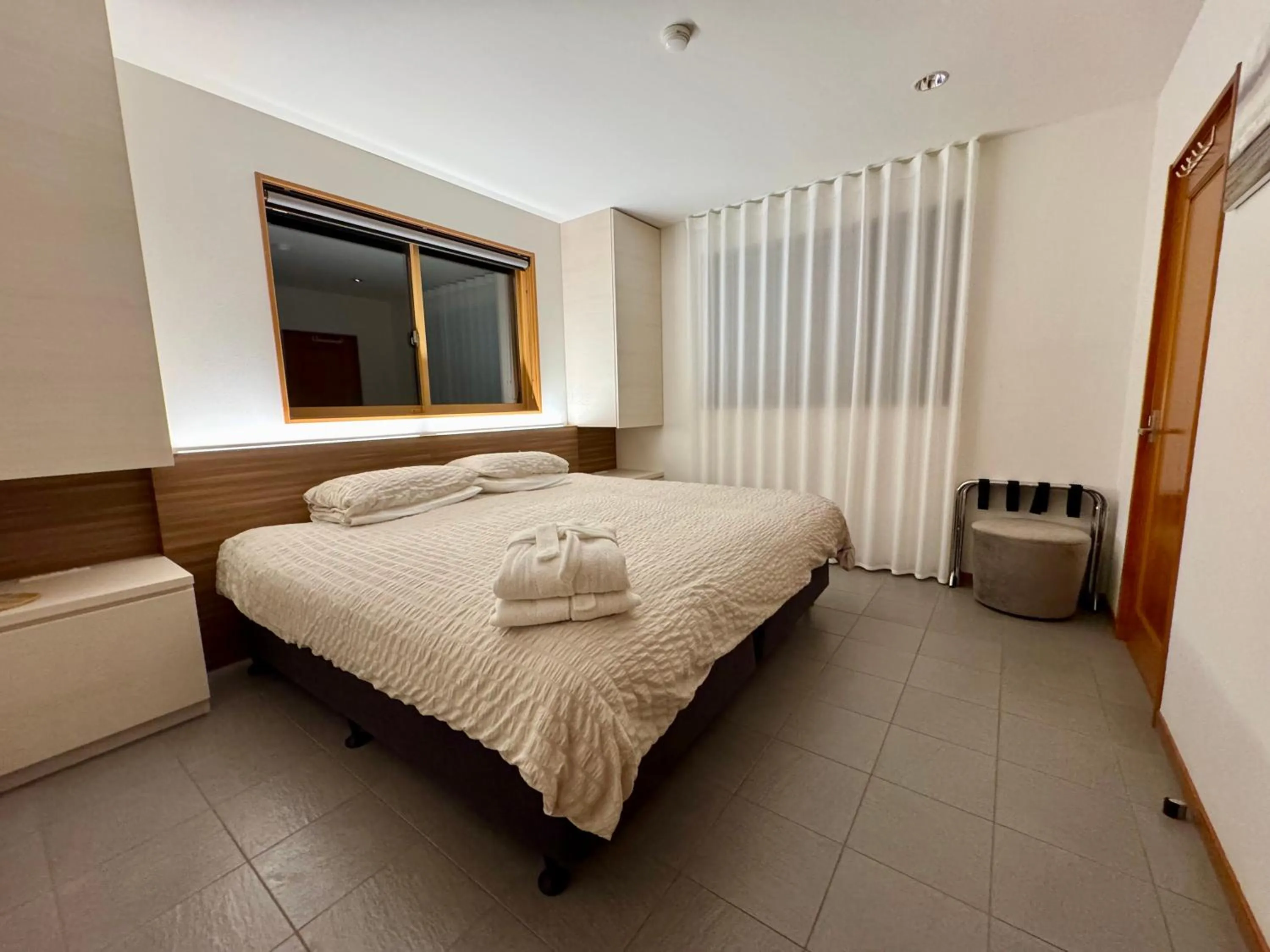 Bathroom, Bed in Bears Den Mountain Lodge