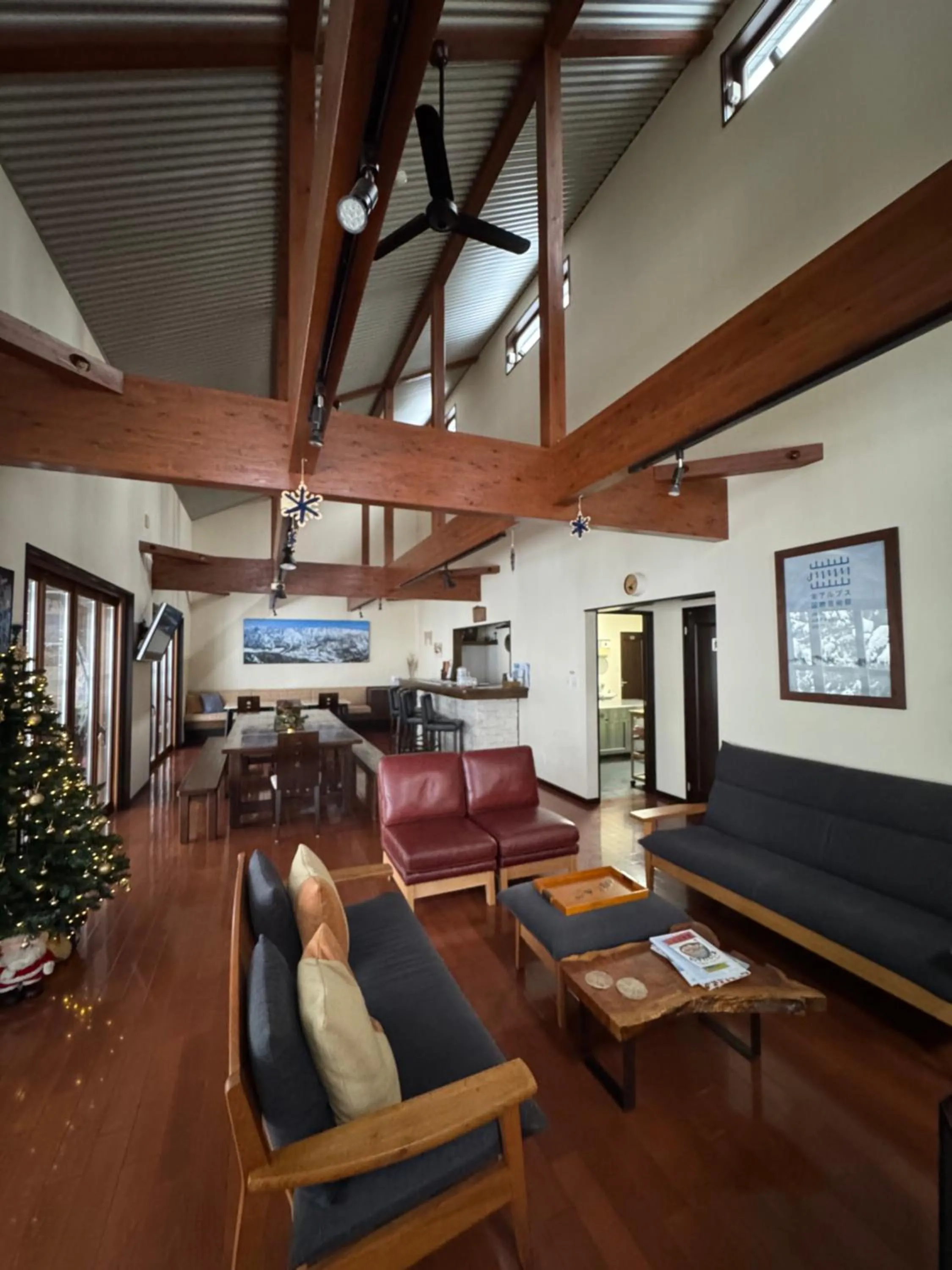Communal lounge/ TV room in Bears Den Mountain Lodge
