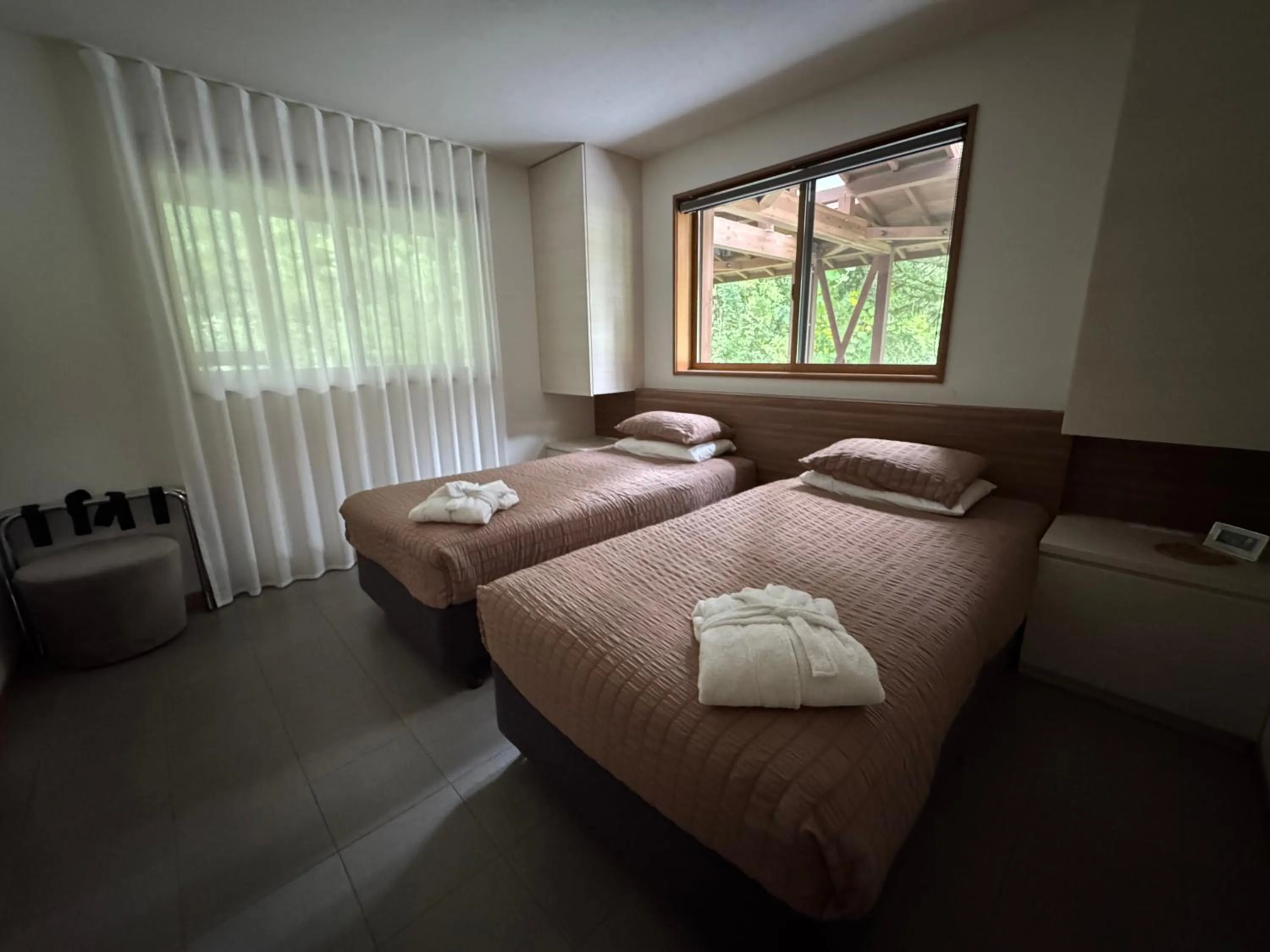 Bathroom, Bed in Bears Den Mountain Lodge