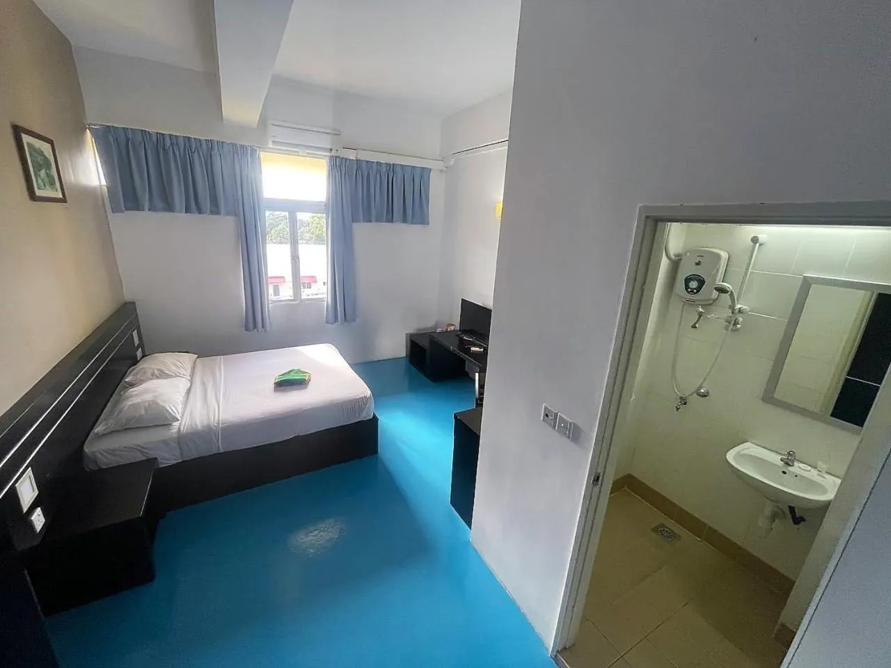 Photo of the whole room, Bed in Kuala Melaka Inn