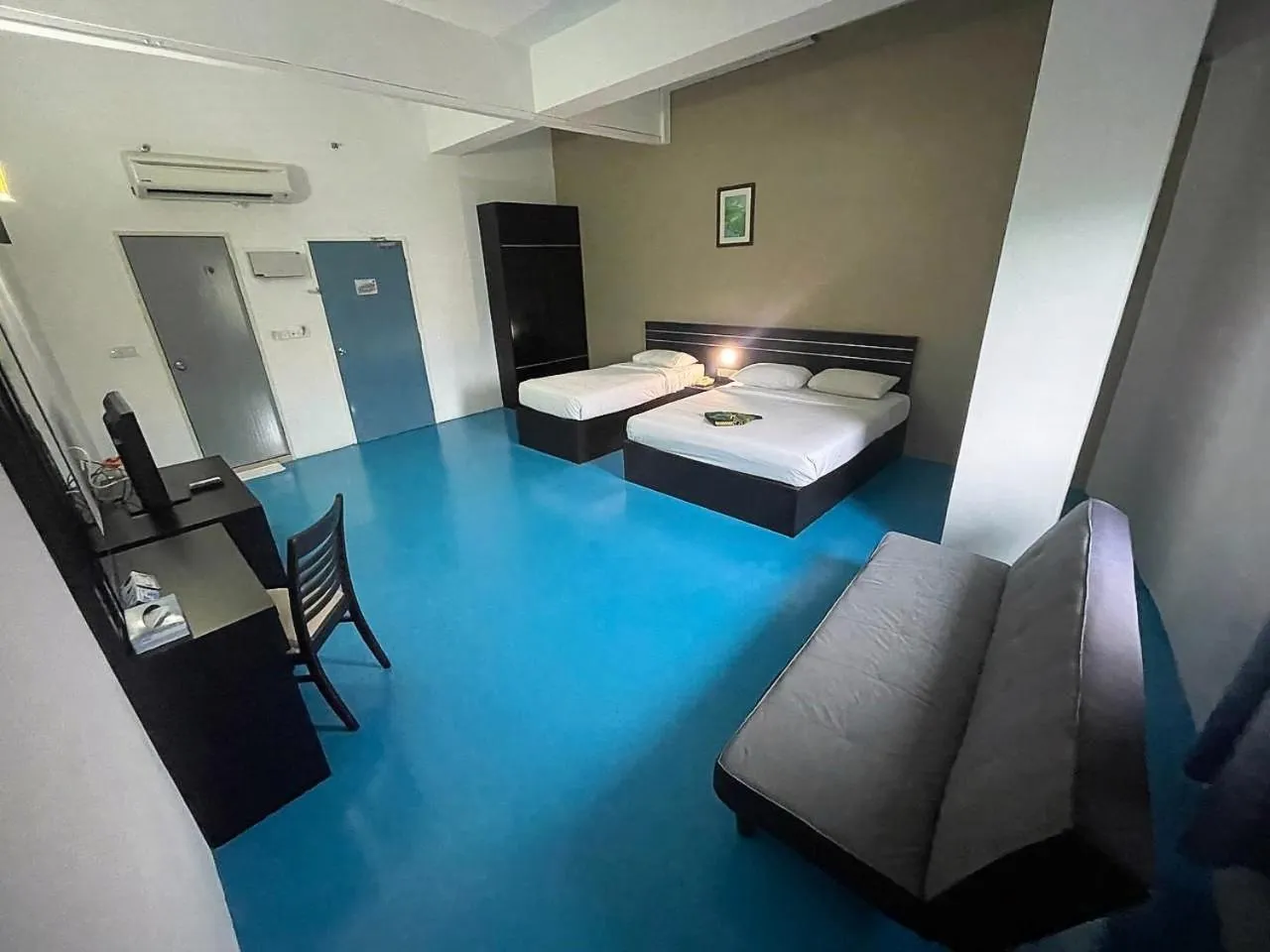 Photo of the whole room, Bed in Kuala Melaka Inn