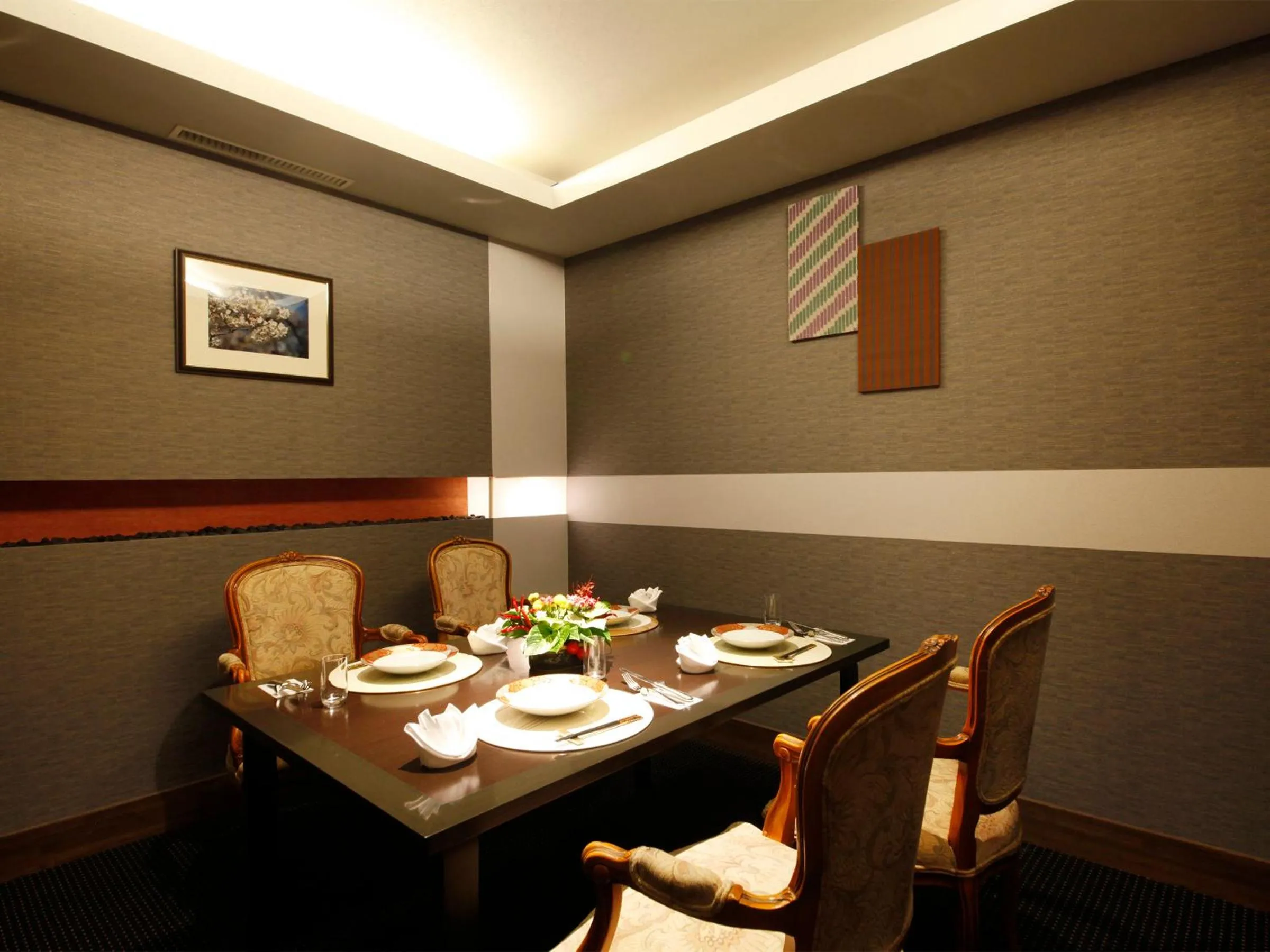 Restaurant/places to eat in Tendo Hotel