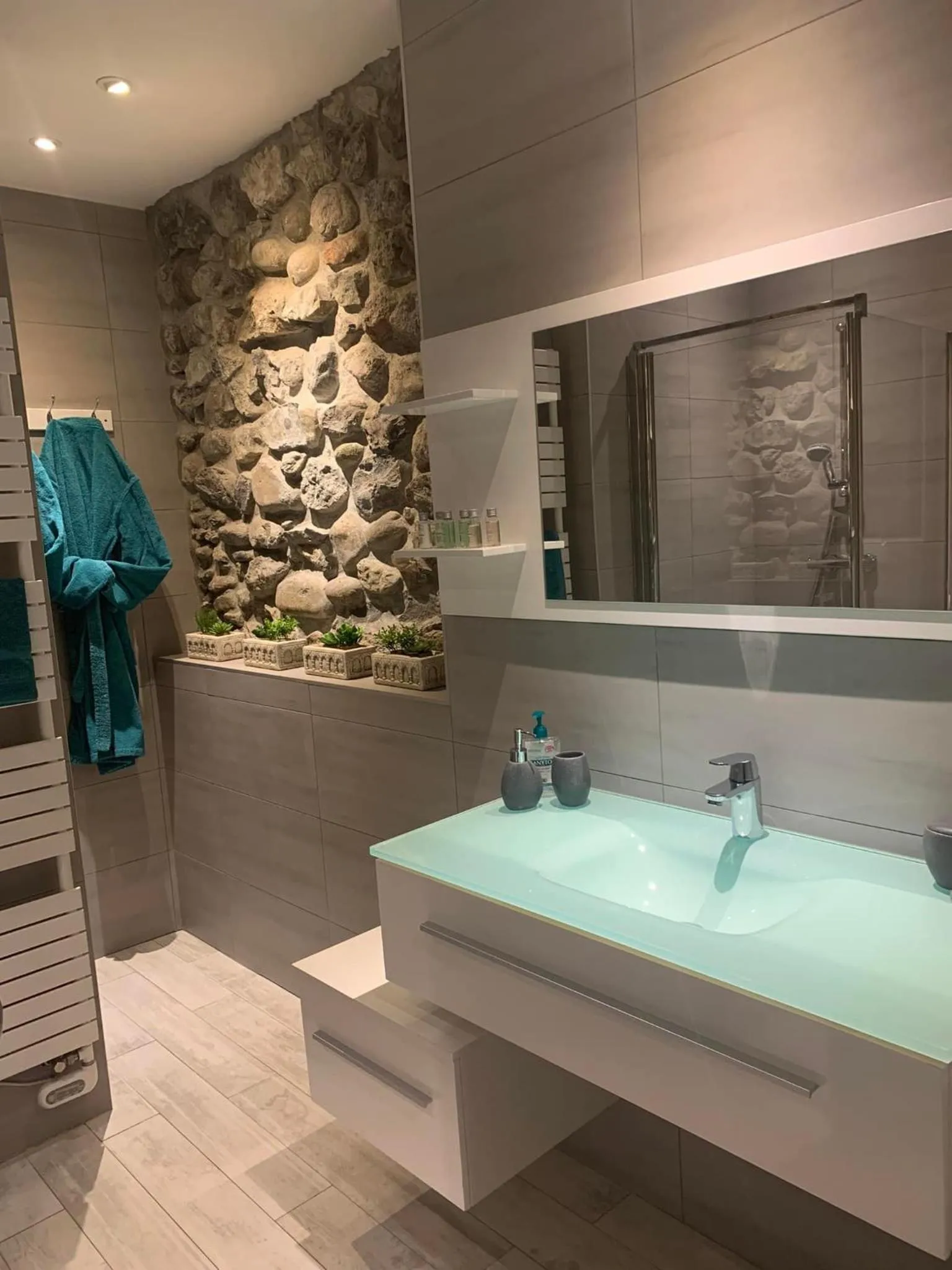 Bathroom in Le Paon Bleu Annecy Poisy