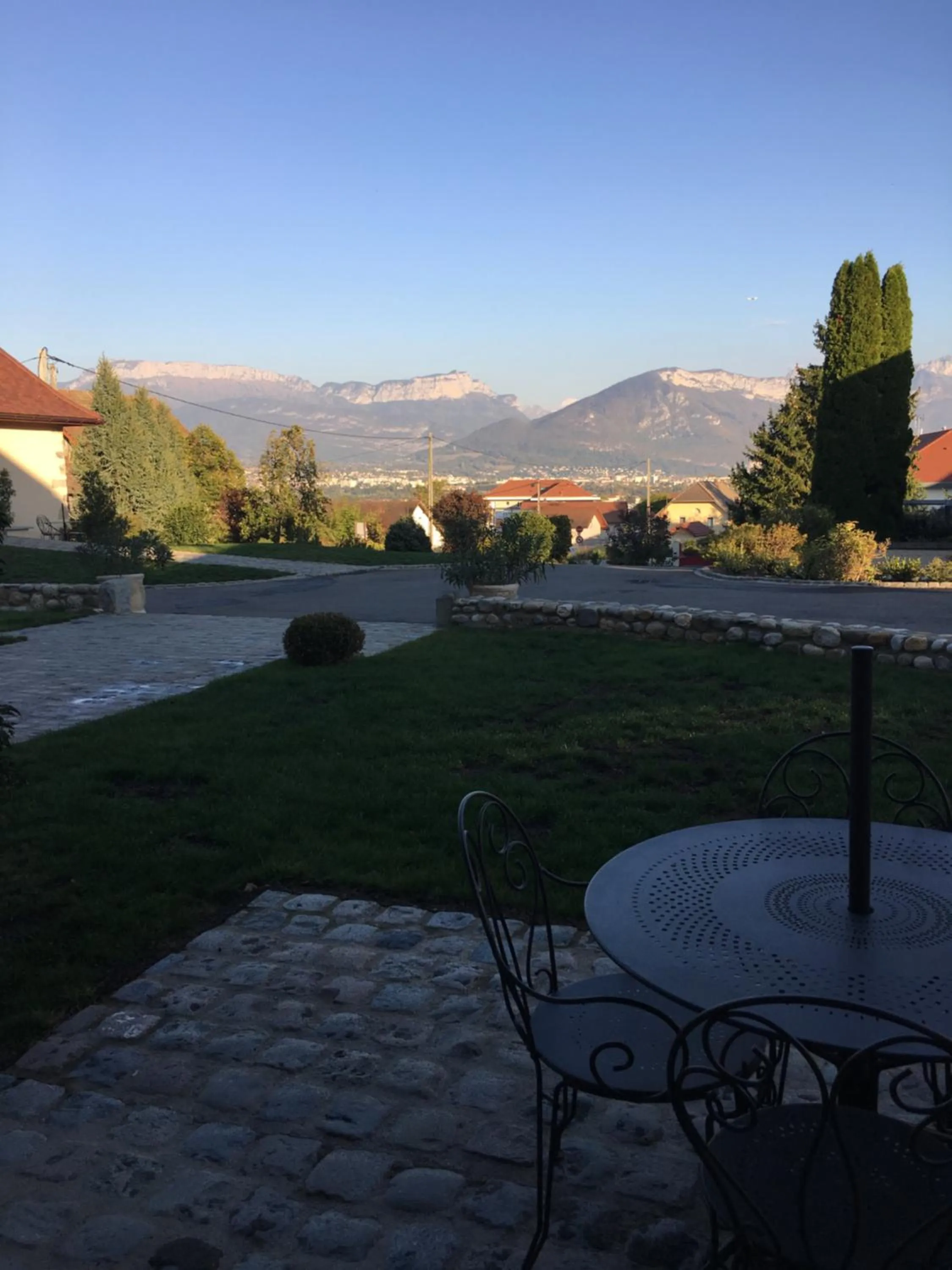 Mountain view in Le Paon Bleu Annecy Poisy