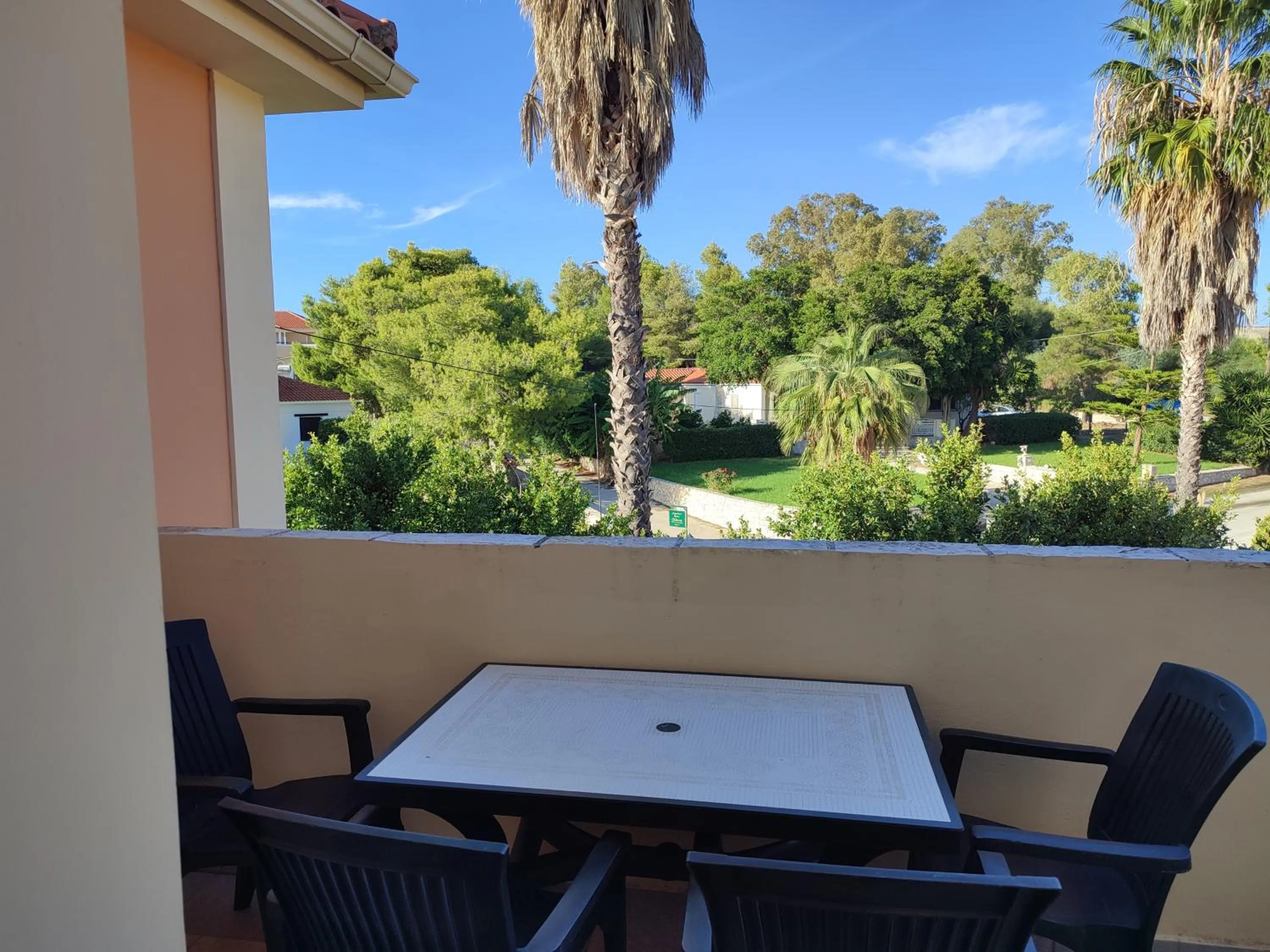 Seating area in Elanthi Village Apartments