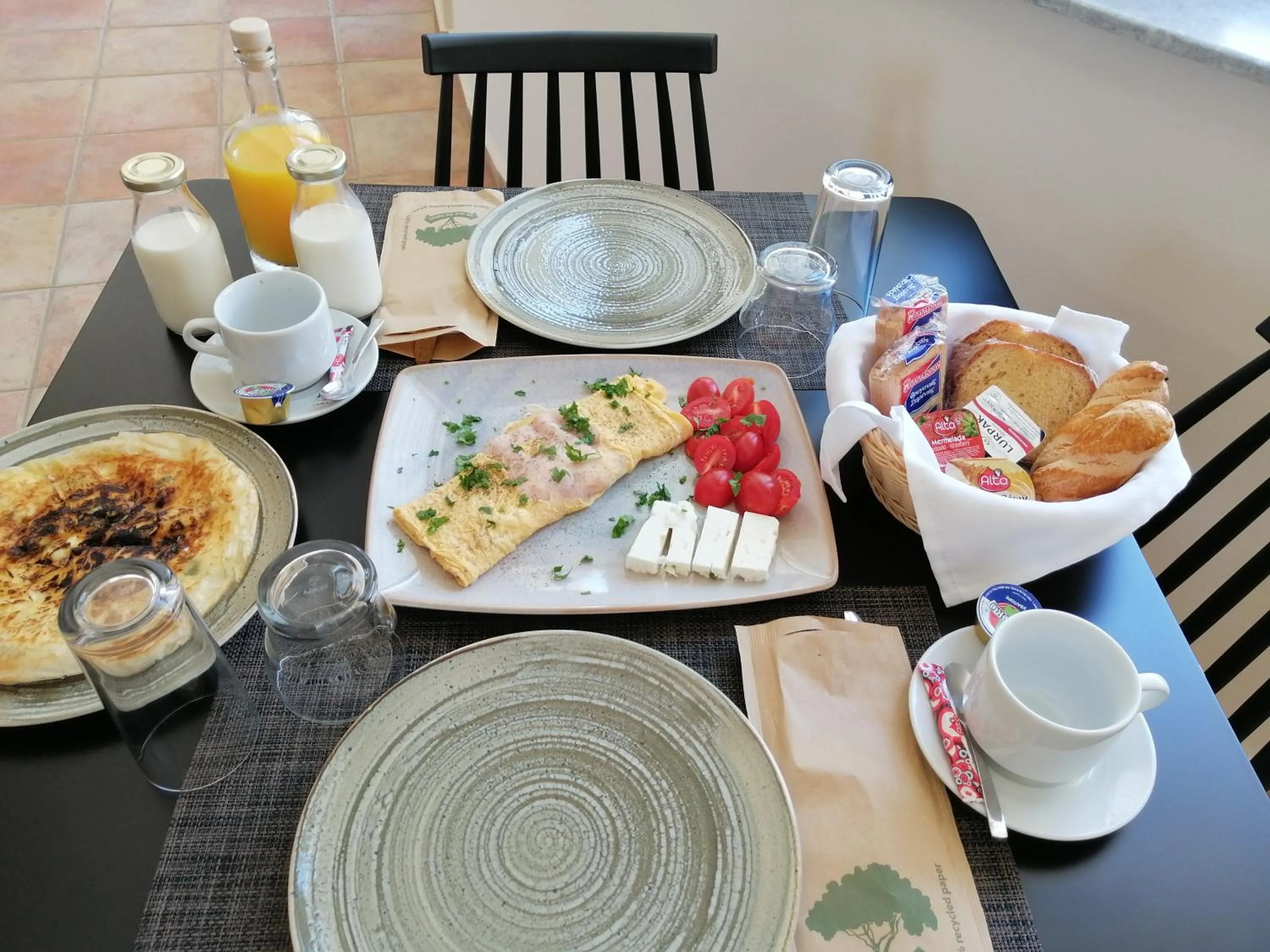 Breakfast in Elanthi Village Apartments