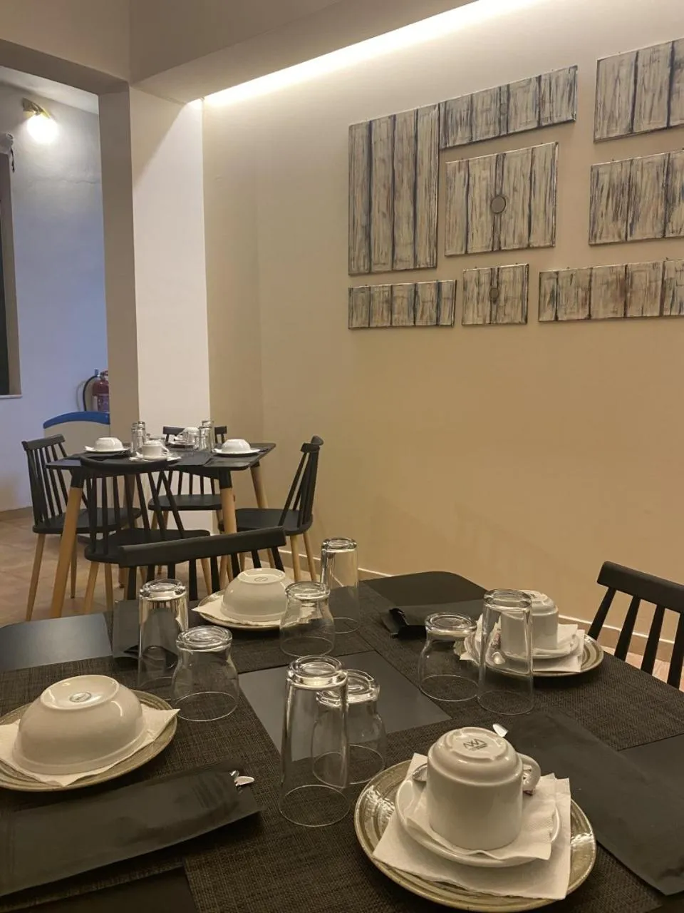 Dining area in Elanthi Village Apartments
