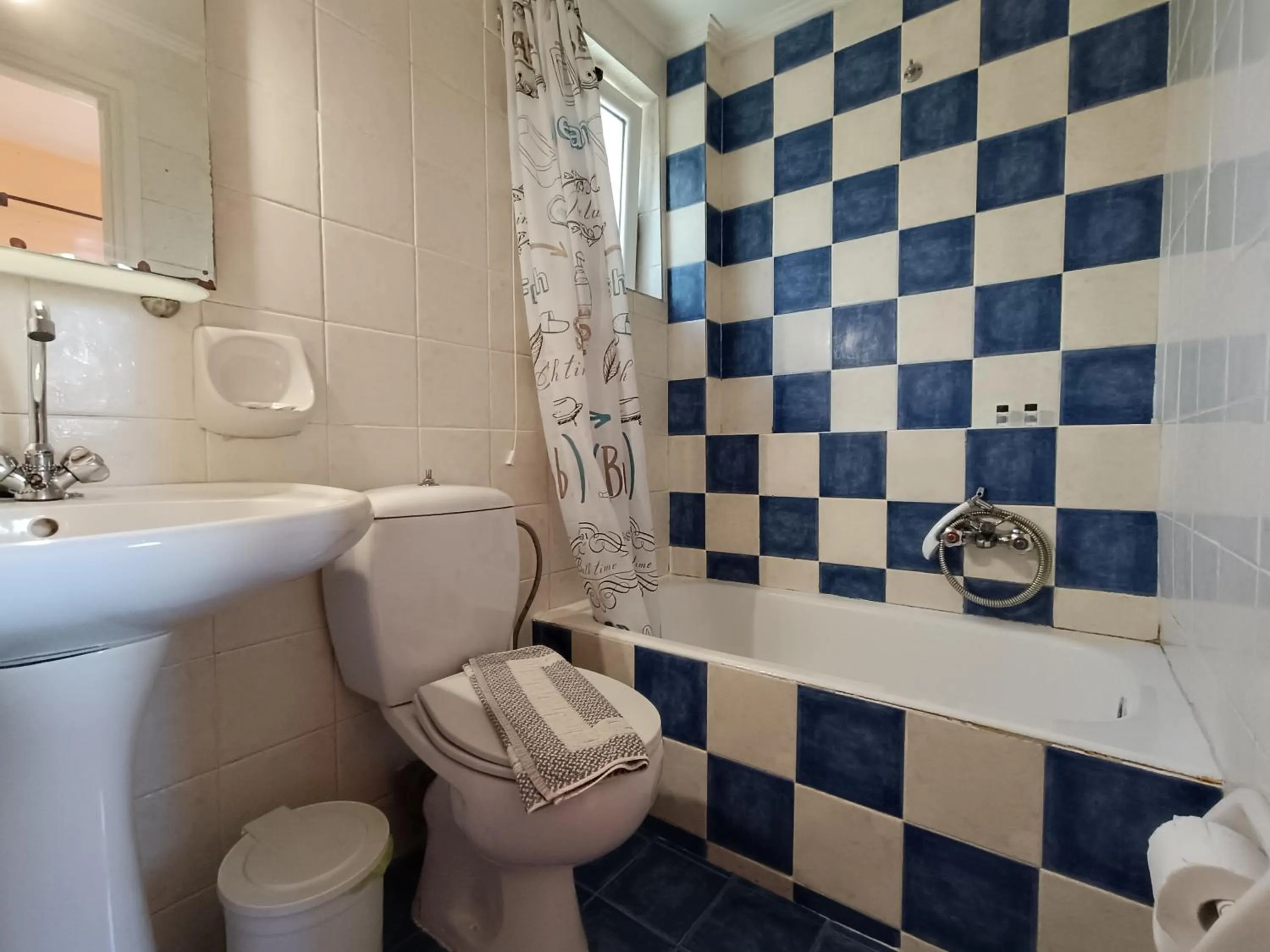 Bathroom in Elanthi Village Apartments