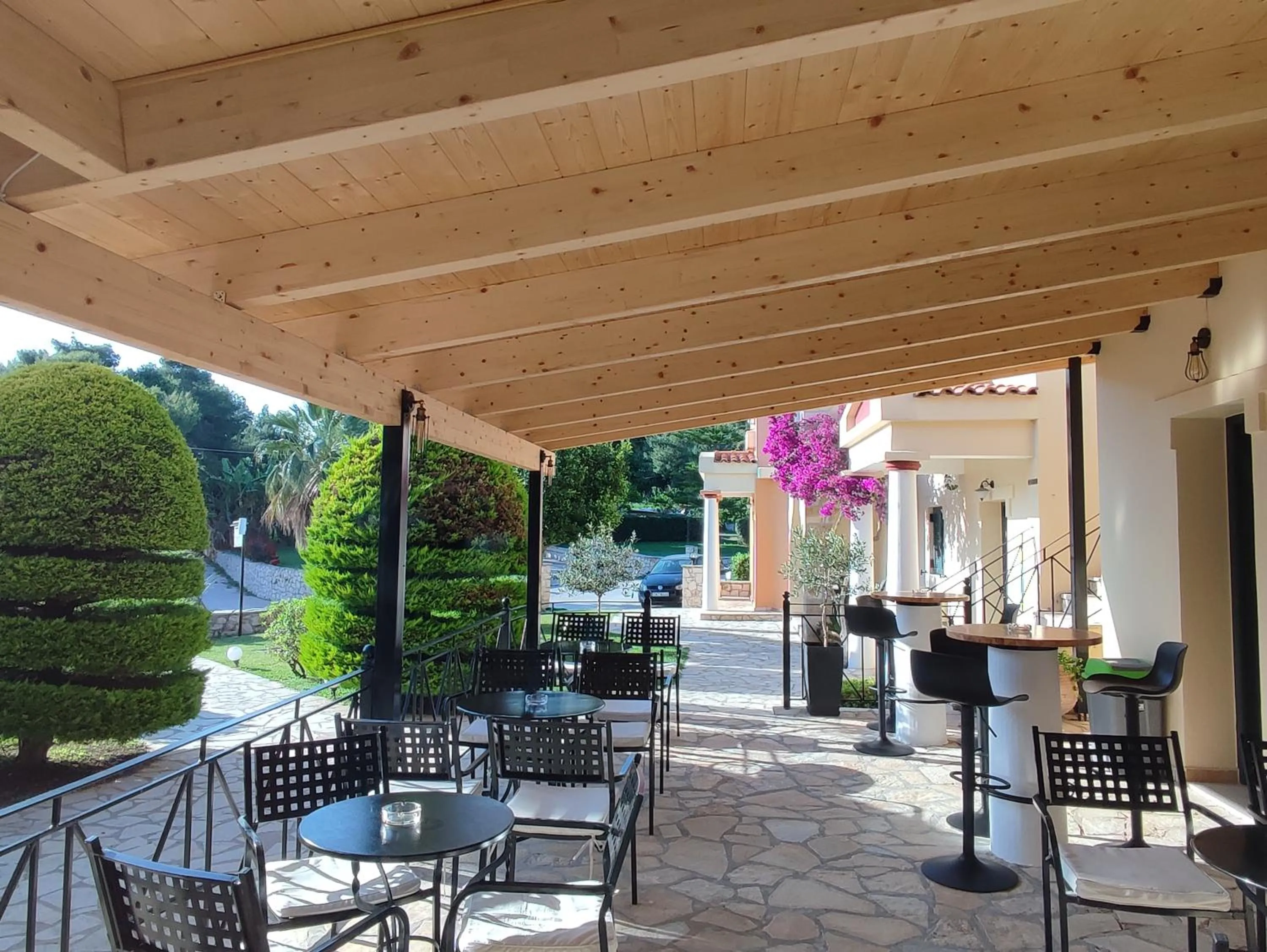 Lounge or bar in Elanthi Village Apartments