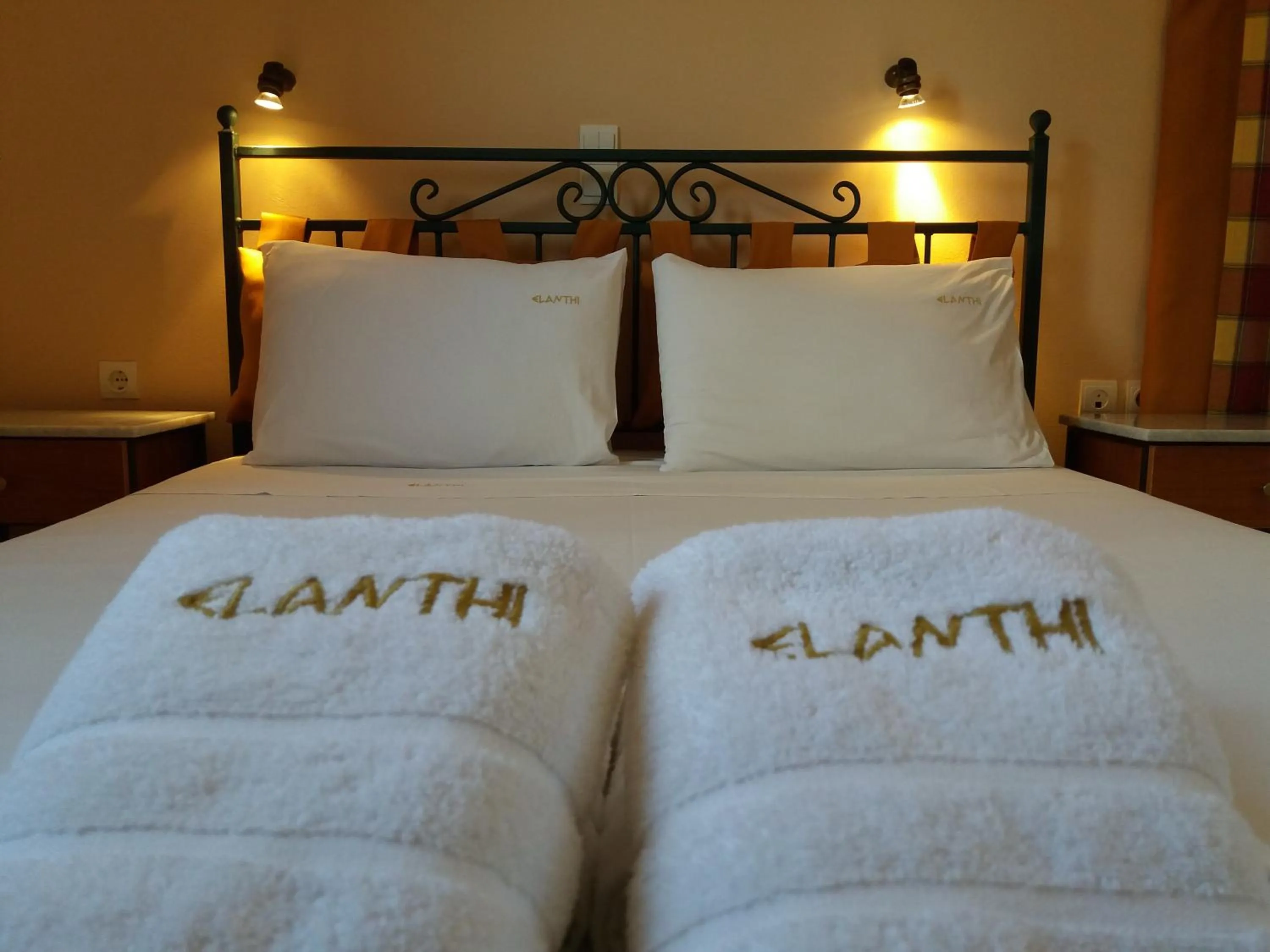 Bed in Elanthi Village Apartments