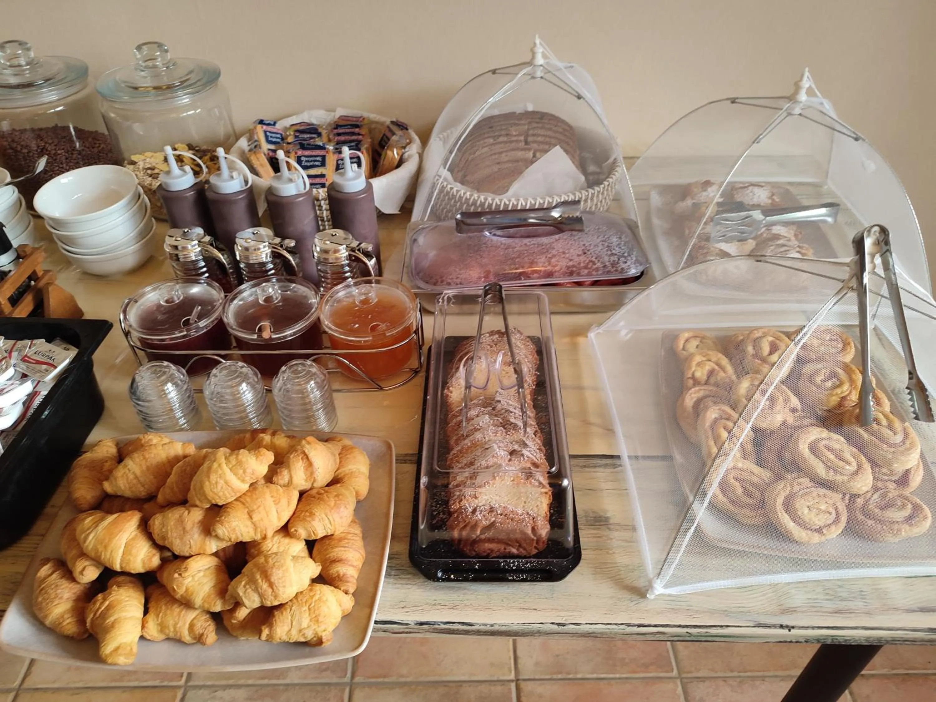 Breakfast in Elanthi Village Apartments