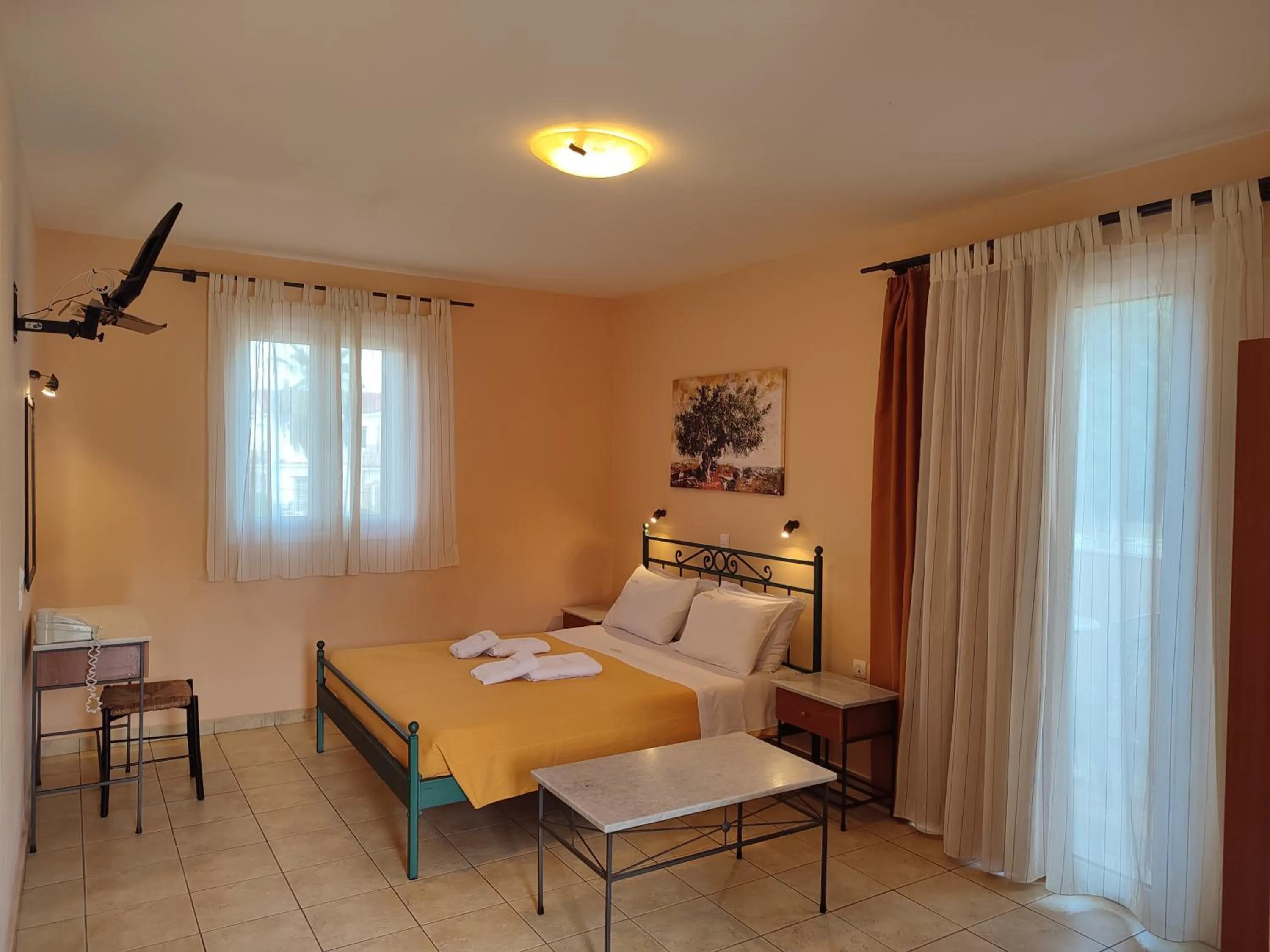 Bed in Elanthi Village Apartments