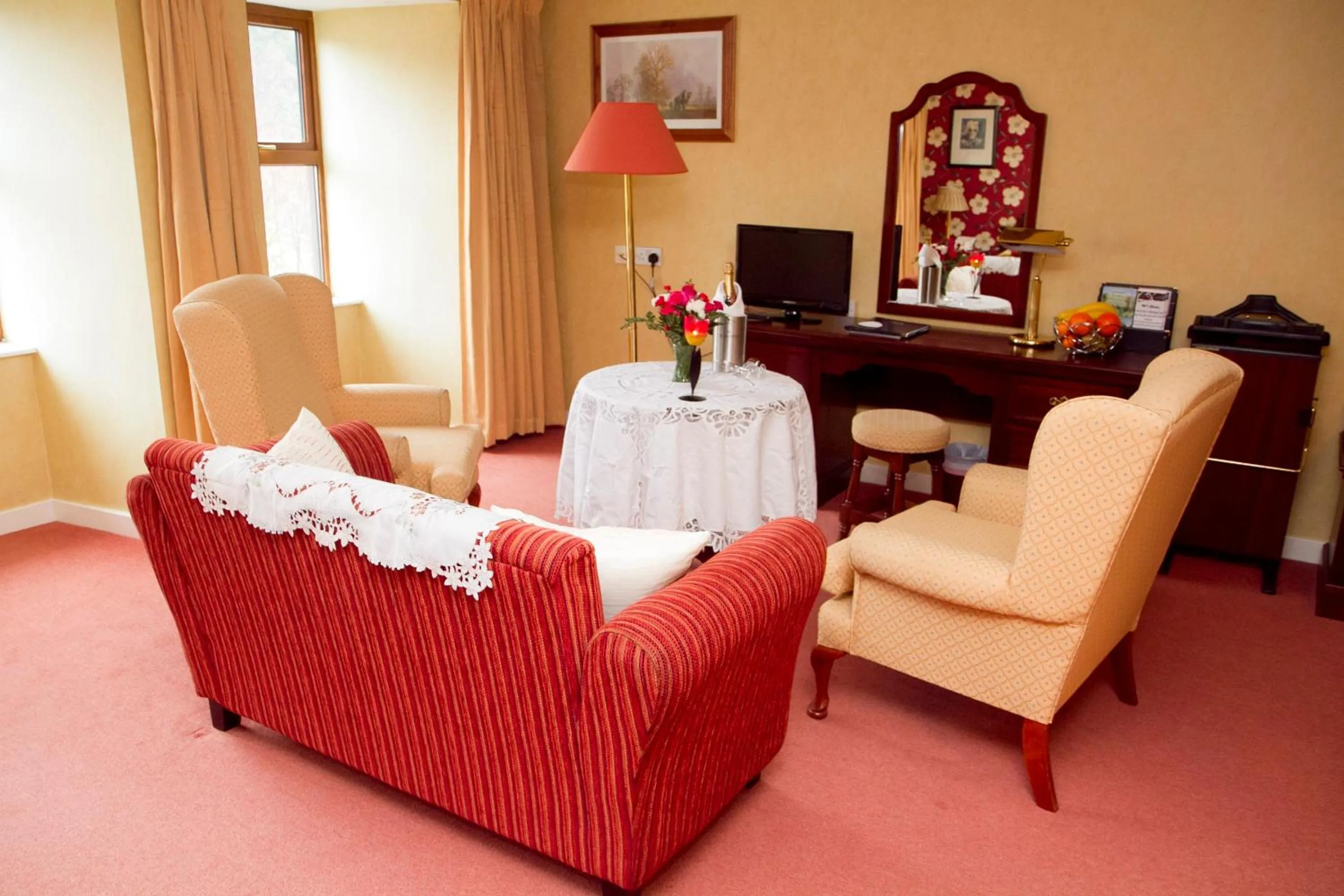 Communal lounge/ TV room, Bed in Lynhams Hotel