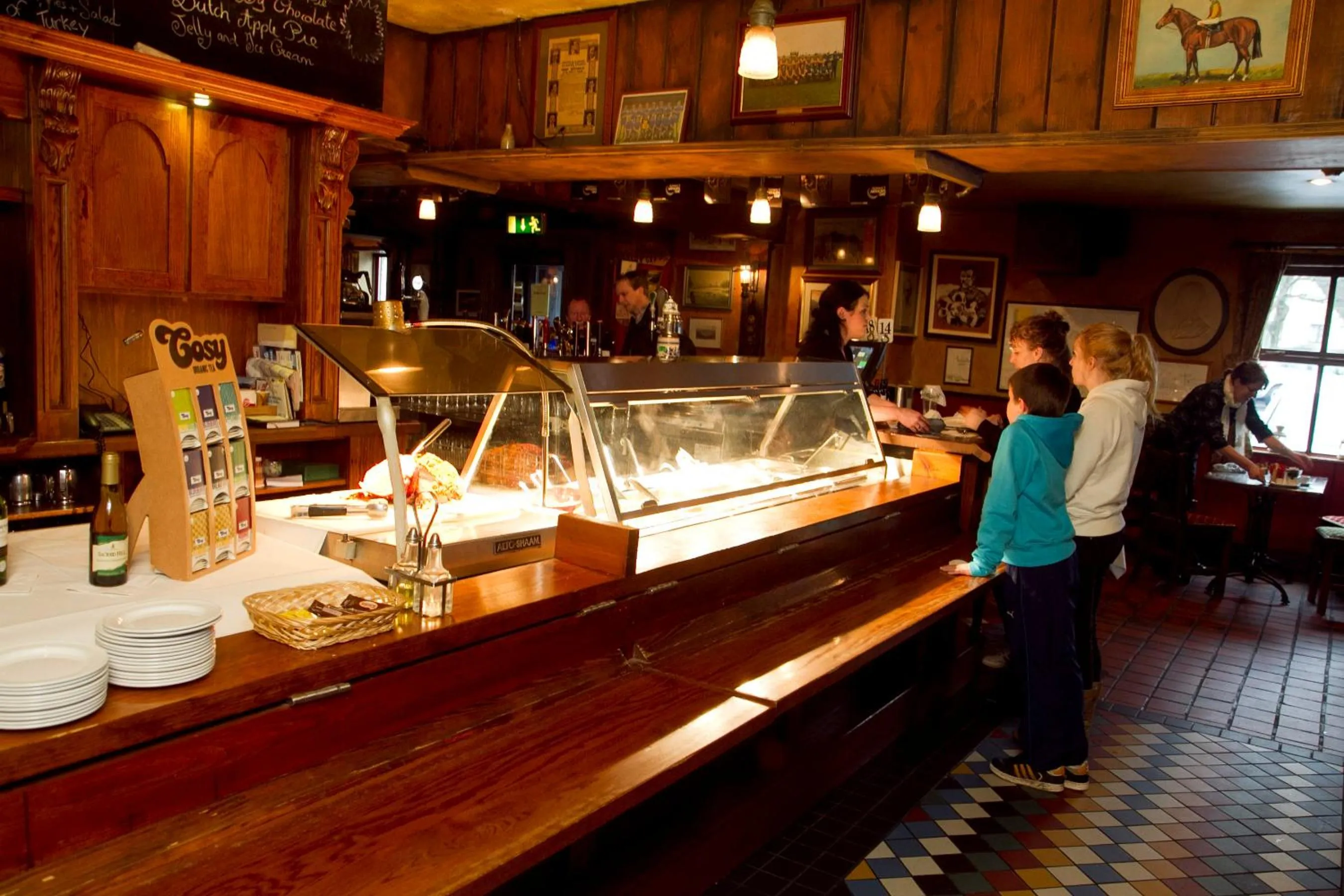 Restaurant/places to eat in Lynhams Hotel