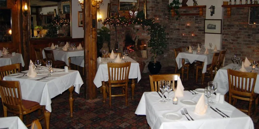 Restaurant/places to eat in Lynhams Hotel