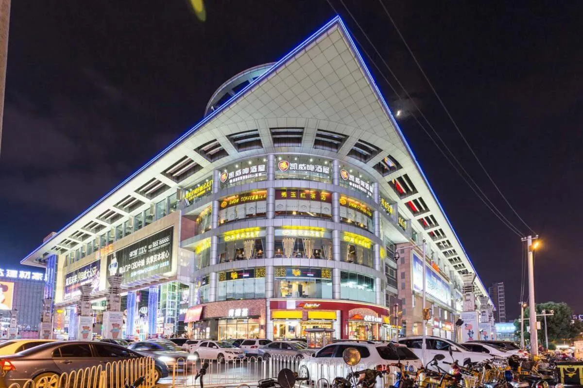 Apartment with Balcony in Wuhan Wuchang·Qunxingcheng Square · Locals Apartment 00121920
