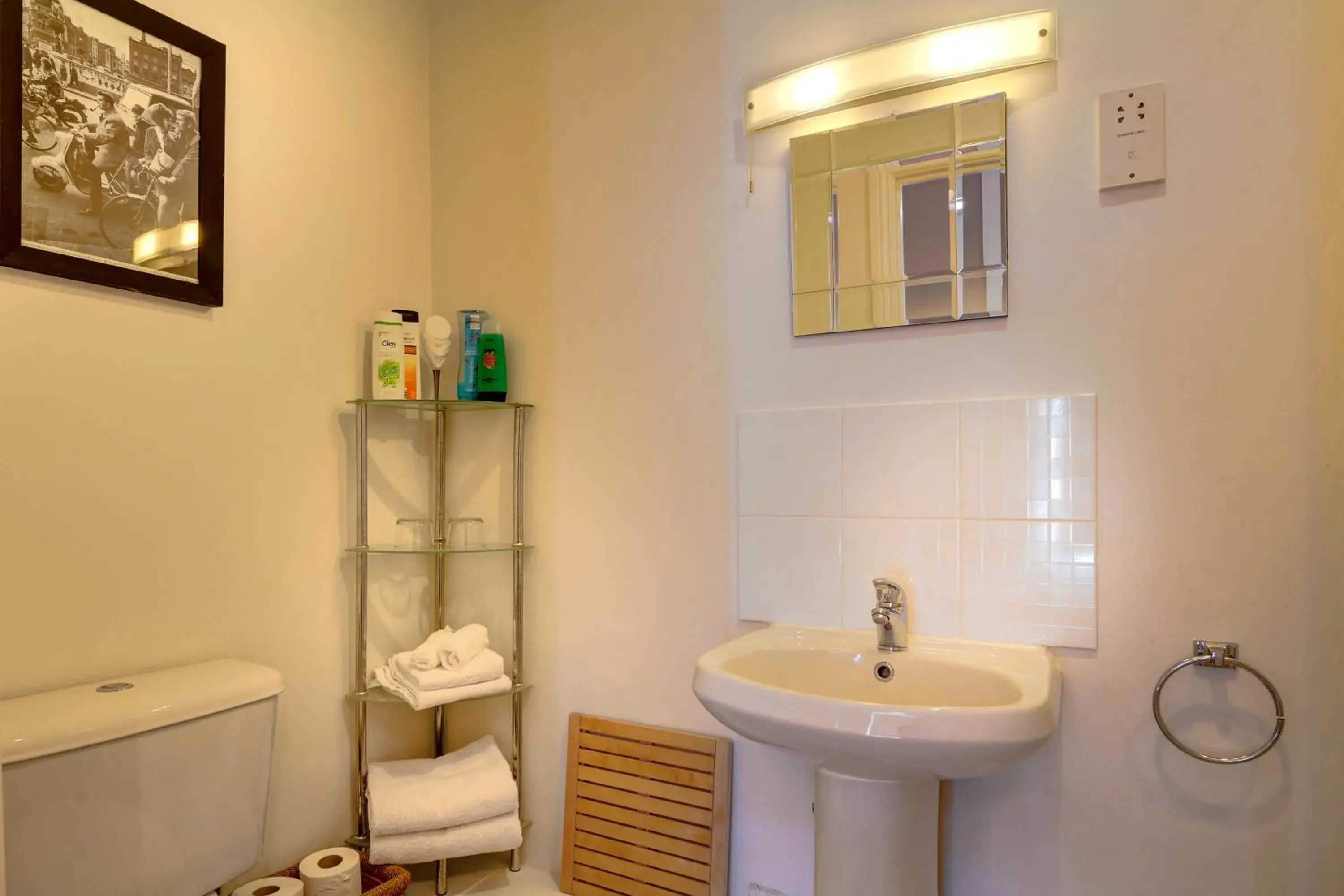 Triple Room in St. Aiden's Guesthouse Triple Room in St. Aiden's Guesthouse