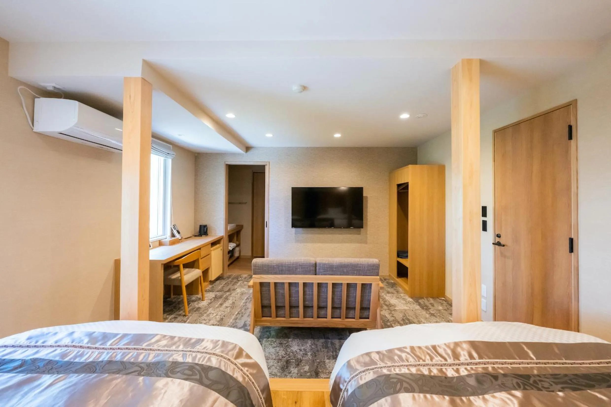 Photo of the whole room, Bed in Little Grebe