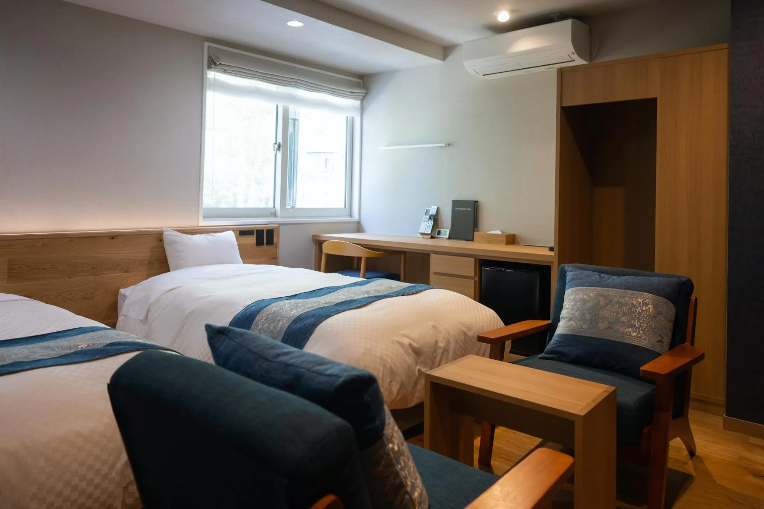 Photo of the whole room, Bed in Little Grebe